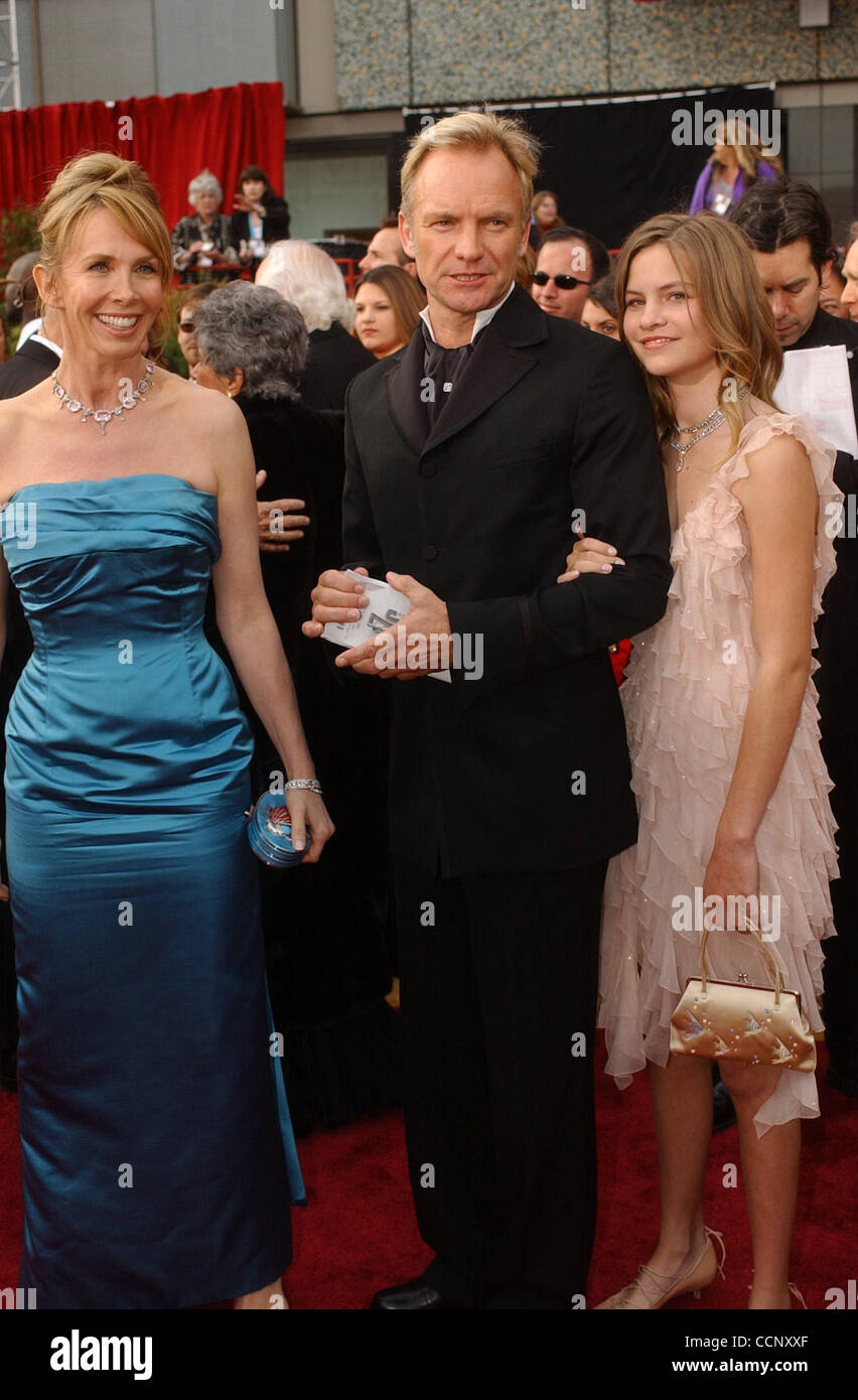 Feb 29, 2004; Hollywood, CA, Stati Uniti d'America; OSCARS 2004: Singer STING, moglie TRUDIE styler e la loro figlia arrivano al 76th annuale di Academy Awards tenutosi presso il Kodak Theatre di Hollywood. Foto Stock