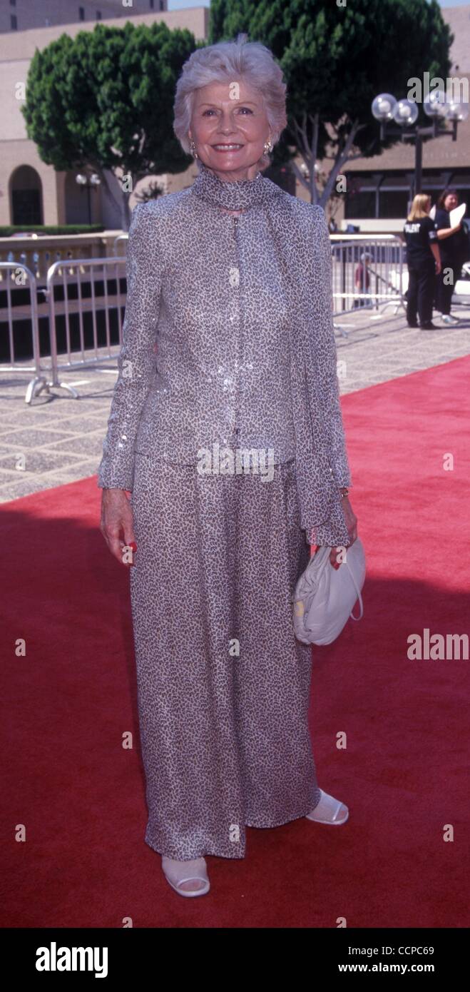 L'attrice americana BARBARA BILLINGSLEY (Dec 22, 1915 - Ott 16, 2010), famosa per il suo ruolo di giugno Cleaver nella serie televisiva "Ci pensa Beaver' deceduto nella sua casa di Santa Monica. Billingsley ha sofferto di una malattia reumatoide. Nella foto: 29 Ago 1998 - Pasadena, California, Stati Uniti - Foto Stock