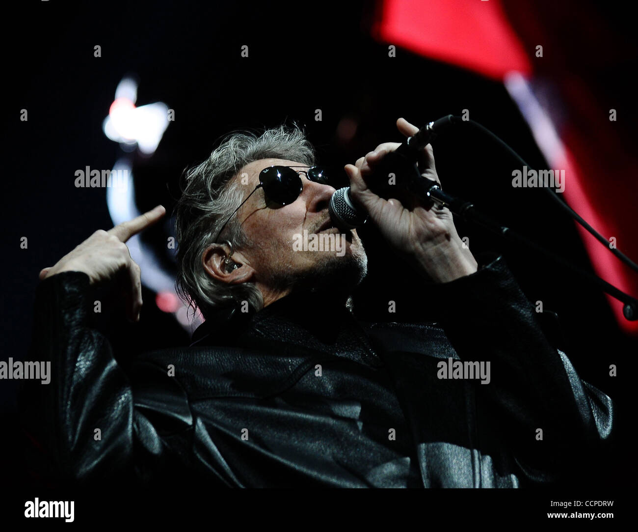 17 ott 2010 - Ottawa, Ontario, Canada - cantante/chitarrista Roger Waters esegue durante la 'Wall' Live at Scotiabank posto su ottobre 17, 2010 a Ottawa, Canada. (Credito Immagine: © Kamal Sellehuddin/ZUMApress.com) Foto Stock