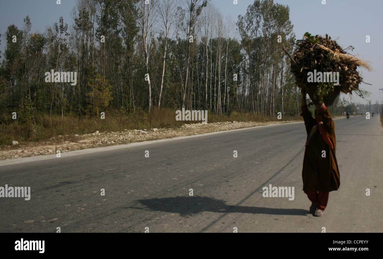 Oct 18, 2010 - Srinagar Kashmir, India - Un musilm Kashmir donna a piedi durante il coprifuoco. Coprifuoco sarà cambiato in determinate zone di Srinagar domani come misura precauzionale per sventare i piani della fazione inflessibile della Hurriyat Conference a marzo verso Pattan città nel distretto di Baramulla. (Credito Ima Foto Stock