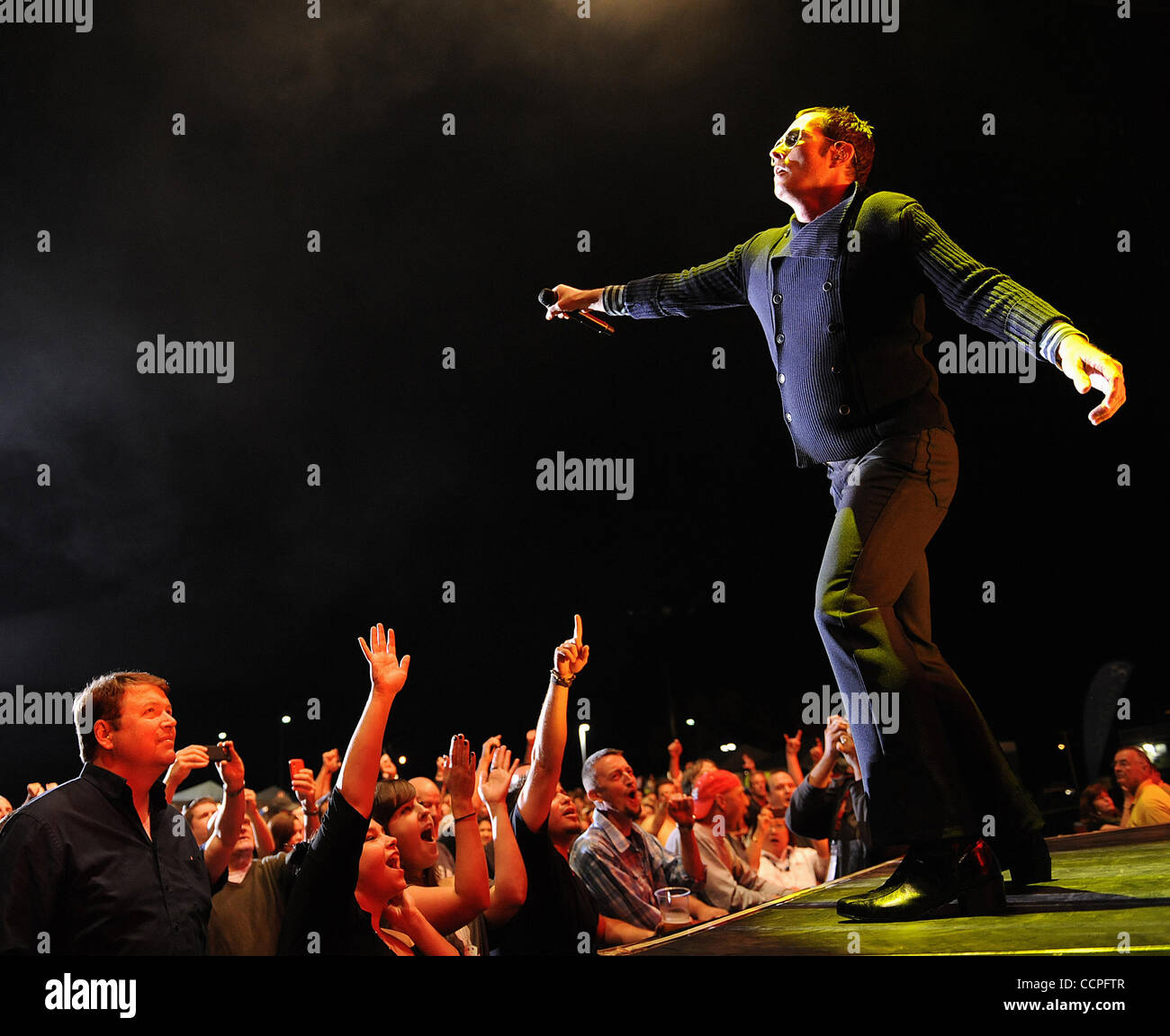 19 ott 2010 - Raleigh, North Carolina, Stati Uniti d'America - cantante SCOTT WEILAND della band Stone Temple Pilots suona dal vivo come loro 2010 tour farà tappa al Raleigh anfiteatro boutique situato nel centro di Raleigh. Copyright 2010 Jason Moore. (Credito Immagine: © Jason Moore/ZUMApress.com) Foto Stock