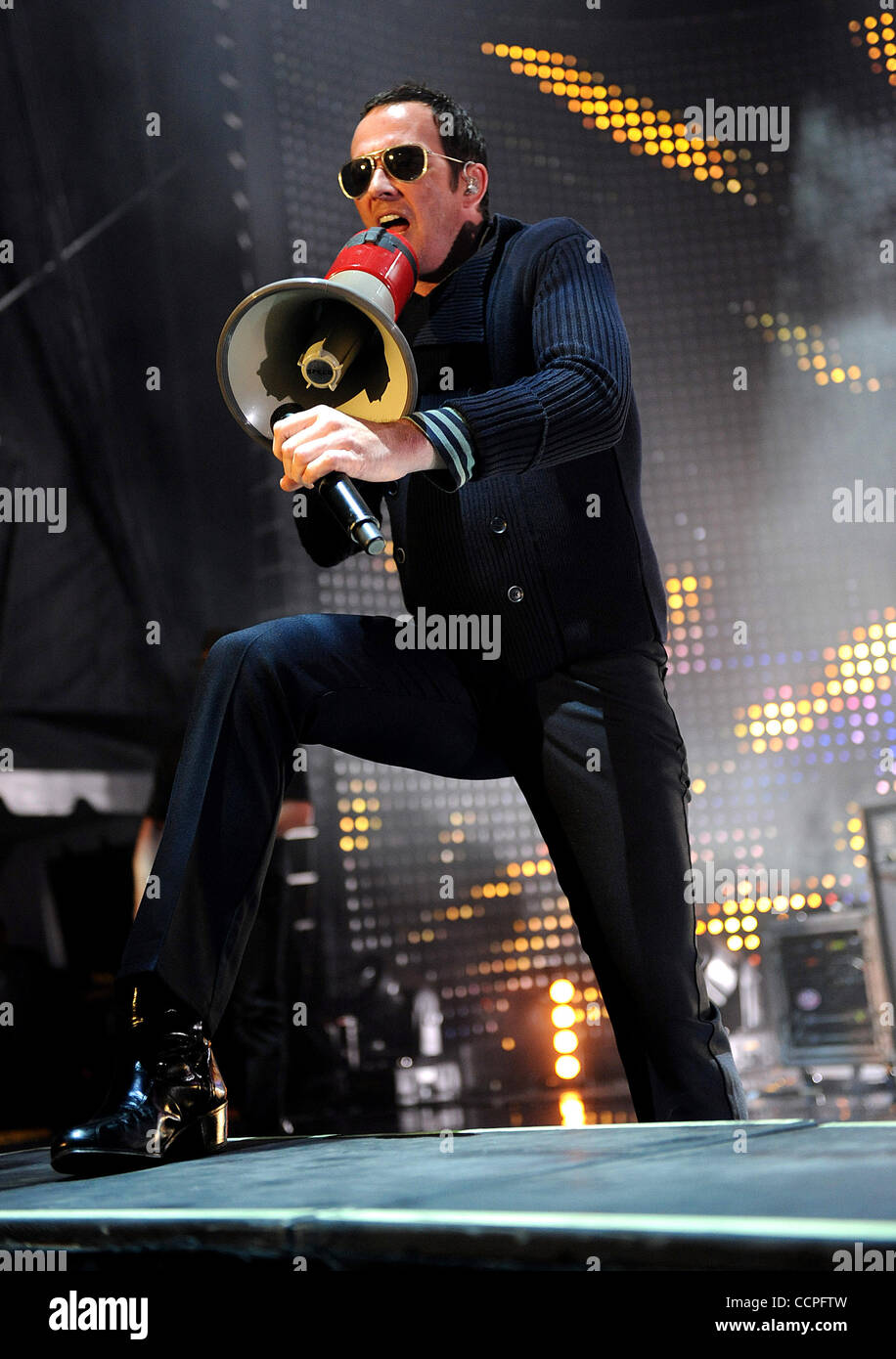 19 ott 2010 - Raleigh, North Carolina, Stati Uniti d'America - cantante SCOTT WEILAND della band Stone Temple Pilots suona dal vivo come loro 2010 tour farà tappa al Raleigh anfiteatro boutique situato nel centro di Raleigh. Copyright 2010 Jason Moore. (Credito Immagine: © Jason Moore/ZUMApress.com) Foto Stock