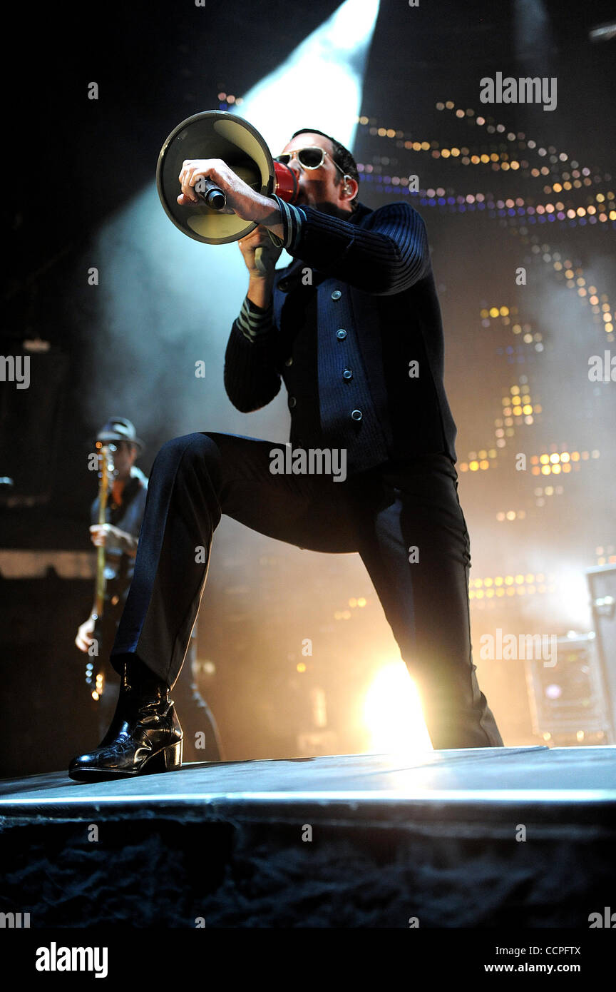 19 ott 2010 - Raleigh, North Carolina, Stati Uniti d'America - cantante SCOTT WEILAND della band Stone Temple Pilots suona dal vivo come loro 2010 tour farà tappa al Raleigh anfiteatro boutique situato nel centro di Raleigh. Copyright 2010 Jason Moore. (Credito Immagine: © Jason Moore/ZUMApress.com) Foto Stock