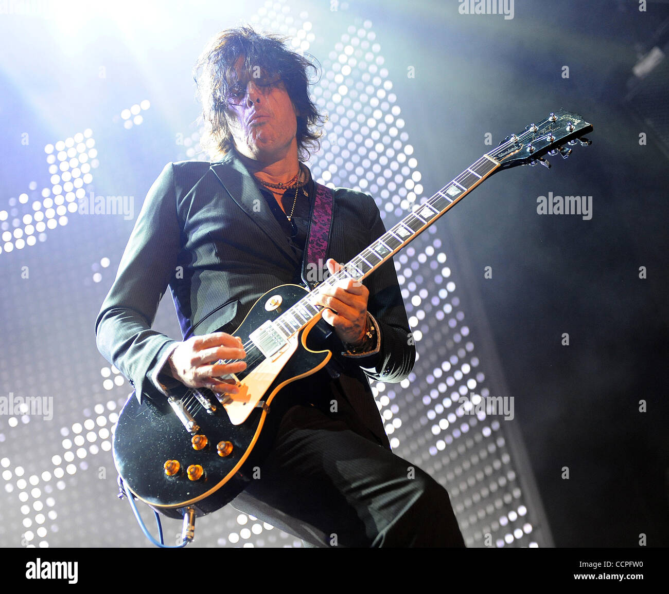 19 ott 2010 - Raleigh, North Carolina, Stati Uniti d'America - Gutarist DEAN CETTA della band Stone Temple Pilots suona dal vivo come loro 2010 tour farà tappa al Raleigh anfiteatro boutique situato nel centro di Raleigh. Copyright 2010 Jason Moore. (Credito Immagine: © Jason Moore/ZUMApress.com) Foto Stock