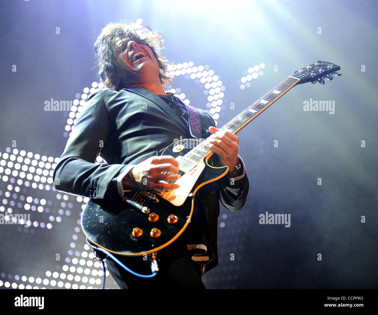 19 ott 2010 - Raleigh, North Carolina, Stati Uniti d'America - Gutarist DEAN CETTA della band Stone Temple Pilots suona dal vivo come loro 2010 tour farà tappa al Raleigh anfiteatro boutique situato nel centro di Raleigh. Copyright 2010 Jason Moore. (Credito Immagine: © Jason Moore/ZUMApress.com) Foto Stock