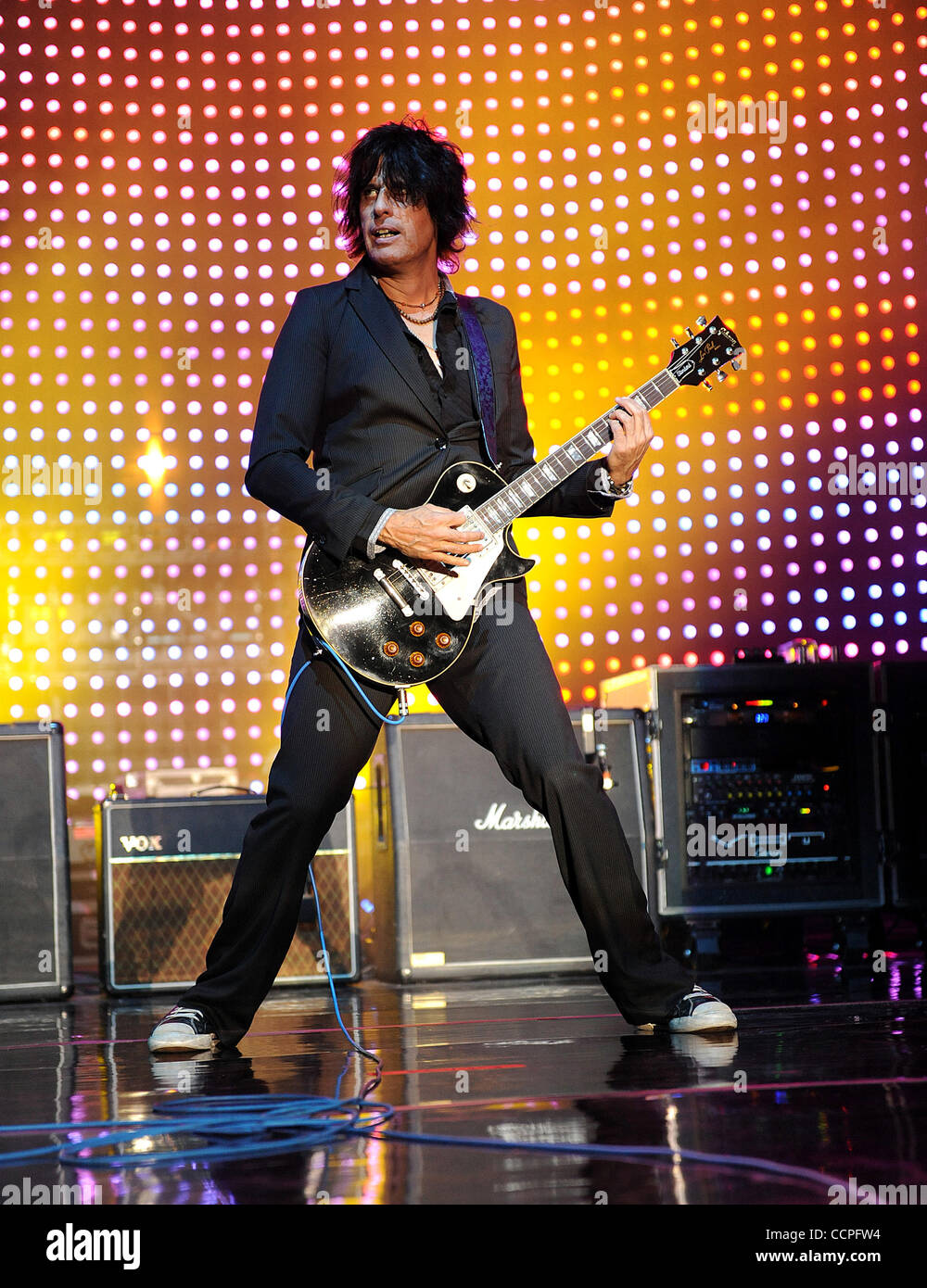 19 ott 2010 - Raleigh, North Carolina, Stati Uniti d'America - Gutarist DEAN CETTA della band Stone Temple Pilots suona dal vivo come loro 2010 tour farà tappa al Raleigh anfiteatro boutique situato nel centro di Raleigh. Copyright 2010 Jason Moore. (Credito Immagine: © Jason Moore/ZUMApress.com) Foto Stock