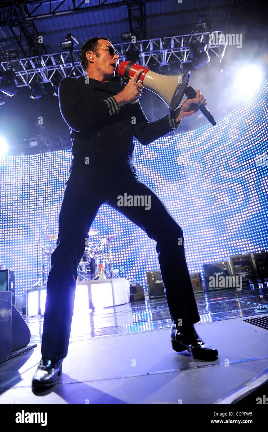 19 ott 2010 - Raleigh, North Carolina, Stati Uniti d'America - cantante SCOTT WEILAND della band Stone Temple Pilots suona dal vivo come loro 2010 tour farà tappa al Raleigh anfiteatro boutique situato nel centro di Raleigh. Copyright 2010 Jason Moore. (Credito Immagine: © Jason Moore/ZUMApress.com) Foto Stock