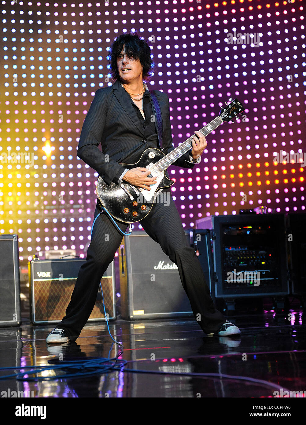 19 ott 2010 - Raleigh, North Carolina, Stati Uniti d'America - Gutarist DEAN CETTA della band Stone Temple Pilots suona dal vivo come loro 2010 tour farà tappa al Raleigh anfiteatro boutique situato nel centro di Raleigh. Copyright 2010 Jason Moore. (Credito Immagine: © Jason Moore/ZUMApress.com) Foto Stock