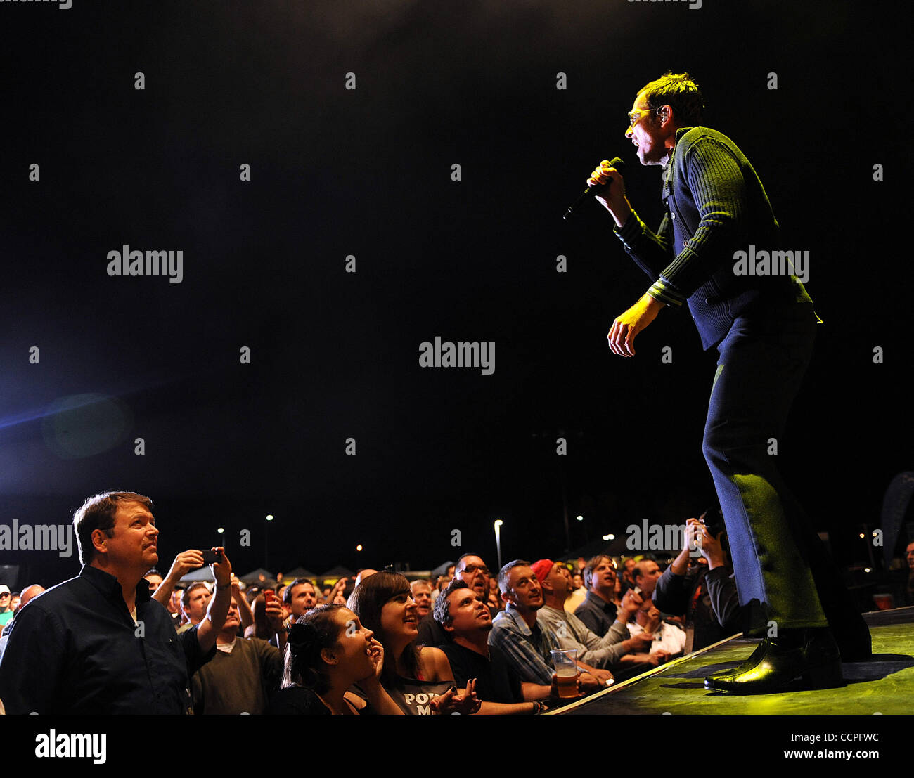 19 ott 2010 - Raleigh, North Carolina, Stati Uniti d'America - cantante SCOTT WEILAND della band Stone Temple Pilots suona dal vivo come loro 2010 tour farà tappa al Raleigh anfiteatro boutique situato nel centro di Raleigh. Copyright 2010 Jason Moore. (Credito Immagine: © Jason Moore/ZUMApress.com) Foto Stock