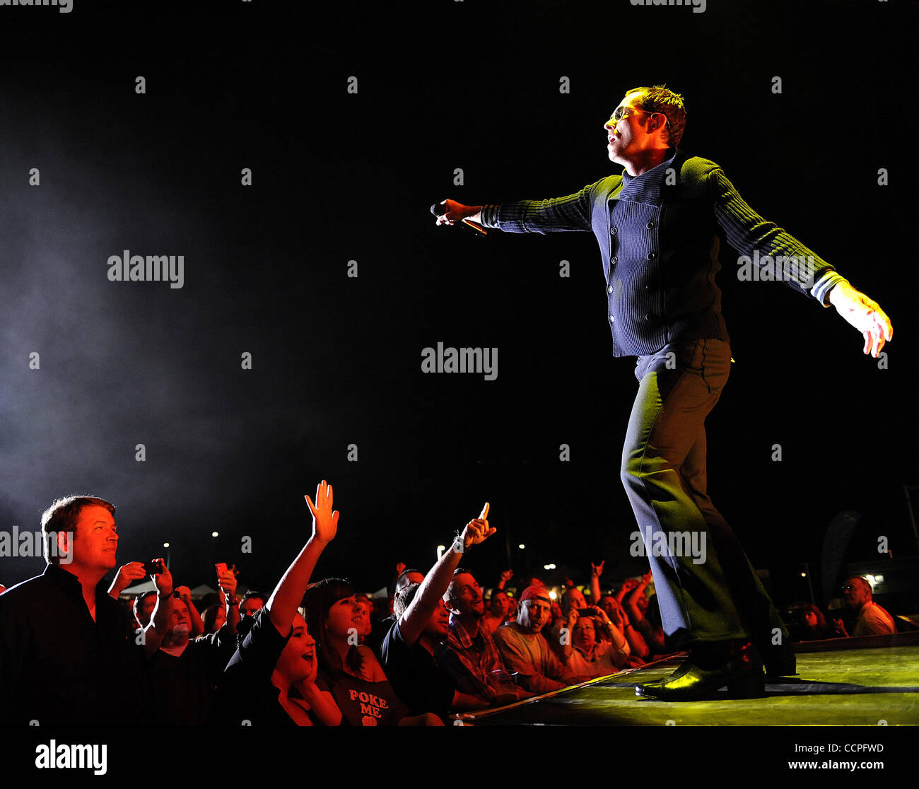 19 ott 2010 - Raleigh, North Carolina, Stati Uniti d'America - cantante SCOTT WEILAND della band Stone Temple Pilots suona dal vivo come loro 2010 tour farà tappa al Raleigh anfiteatro boutique situato nel centro di Raleigh. Copyright 2010 Jason Moore. (Credito Immagine: © Jason Moore/ZUMApress.com) Foto Stock