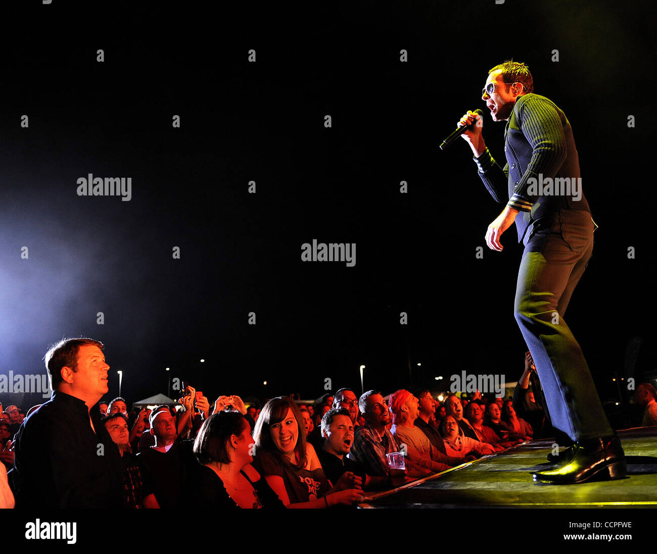 19 ott 2010 - Raleigh, North Carolina, Stati Uniti d'America - cantante SCOTT WEILAND della band Stone Temple Pilots suona dal vivo come loro 2010 tour farà tappa al Raleigh anfiteatro boutique situato nel centro di Raleigh. Copyright 2010 Jason Moore. (Credito Immagine: © Jason Moore/ZUMApress.com) Foto Stock