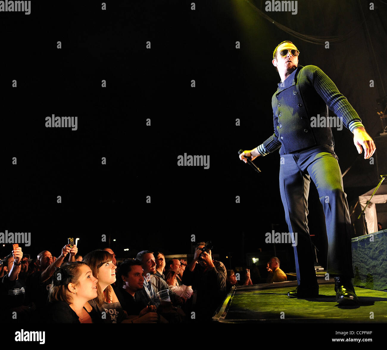 19 ott 2010 - Raleigh, North Carolina, Stati Uniti d'America - cantante SCOTT WEILAND della band Stone Temple Pilots suona dal vivo come loro 2010 tour farà tappa al Raleigh anfiteatro boutique situato nel centro di Raleigh. Copyright 2010 Jason Moore. (Credito Immagine: © Jason Moore/ZUMApress.com) Foto Stock