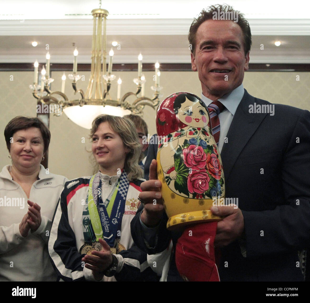 Il governatore della California Arnold Schwarzenegger nella riunione con i vincitori delle Olimpiadi Speciali a Mosca. Nella foto: Arnold Schwarzenegger è stato presentato tradizionale russo matrioska matrioska. Foto Stock