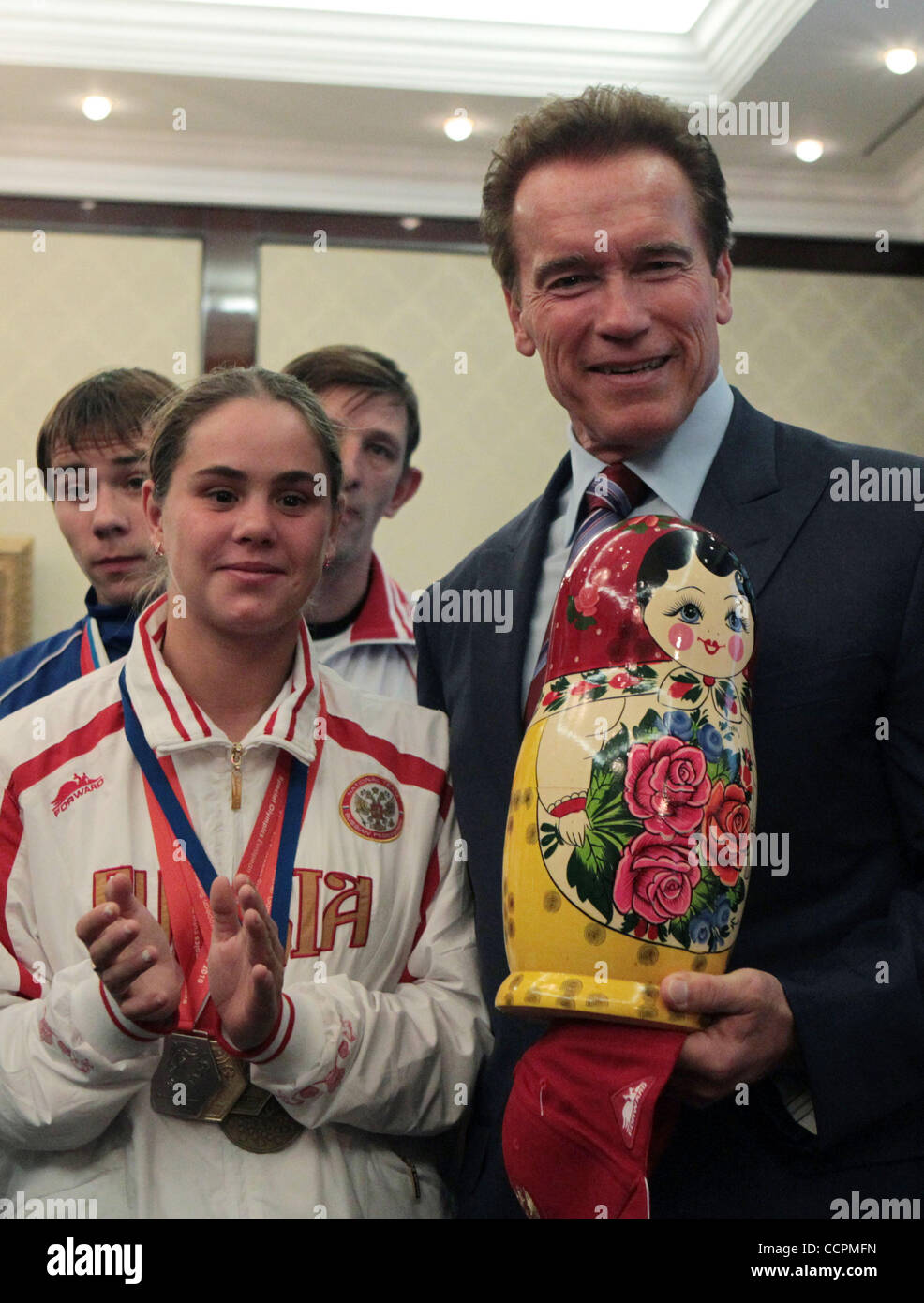 Il governatore della California Arnold Schwarzenegger nella riunione con i vincitori delle Olimpiadi Speciali a Mosca. Nella foto: Arnold Schwarzenegger è stato presentato tradizionale russo matrioska matrioska. Foto Stock