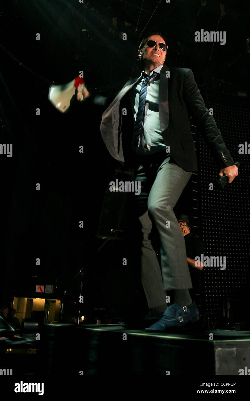 Ottobre 12, 2010 - Hollywood, Florida, Stati Uniti d'America - cantante Scott Weiland degli Stone Temple Pilots esegue Ottobre 12, 2010 at Hard rock dal vivo presso il Seminole Hotel and Casino in Hollywood, FL (credito Immagine: © Aaron Gilbert Southcreek/Global/ZUMApress.com) Foto Stock