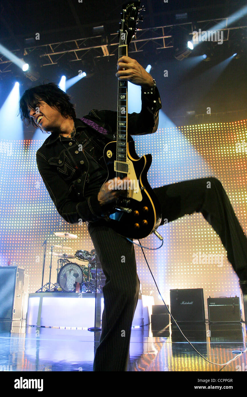Ottobre 12, 2010 - Hollywood, Florida, Stati Uniti d'America - chitarrista Dean cetta della Stone Temple Pilots esegue Ottobre 12, 2010 at Hard rock dal vivo presso il Seminole Hotel and Casino in Hollywood, FL (credito Immagine: © Aaron Gilbert Southcreek/Global/ZUMApress.com) Foto Stock