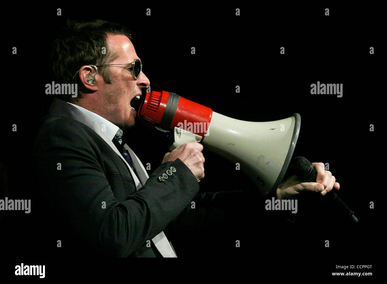 Ottobre 12, 2010 - Hollywood, Florida, Stati Uniti d'America - cantante Scott Weiland degli Stone Temple Pilots esegue Ottobre 12, 2010 at Hard rock dal vivo presso il Seminole Hotel and Casino in Hollywood, FL (credito Immagine: © Aaron Gilbert Southcreek/Global/ZUMApress.com) Foto Stock