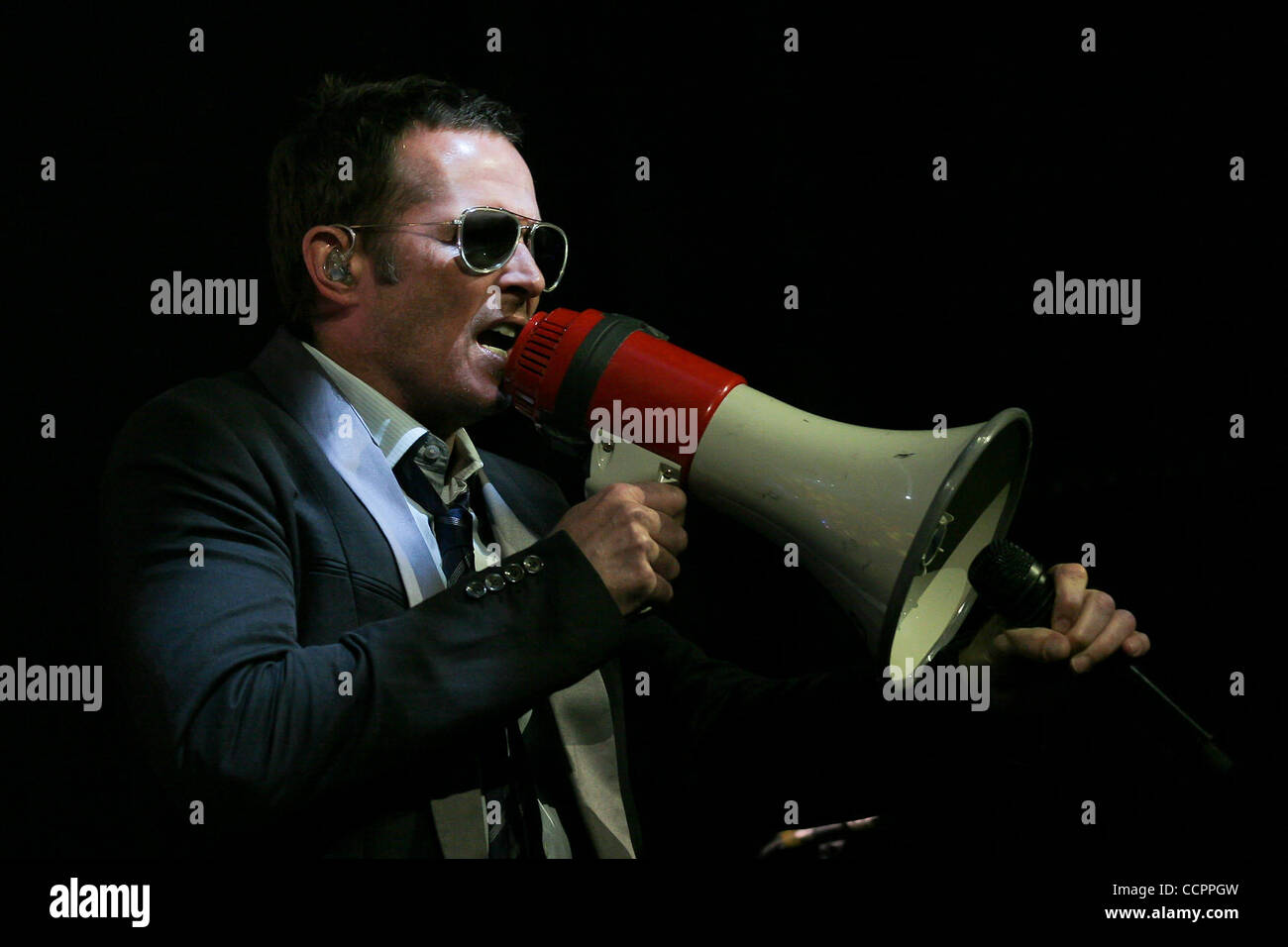 Ottobre 12, 2010 - Hollywood, Florida, Stati Uniti d'America - cantante Scott Weiland degli Stone Temple Pilots esegue Ottobre 12, 2010 at Hard rock dal vivo presso il Seminole Hotel and Casino in Hollywood, FL (credito Immagine: © Aaron Gilbert Southcreek/Global/ZUMApress.com) Foto Stock