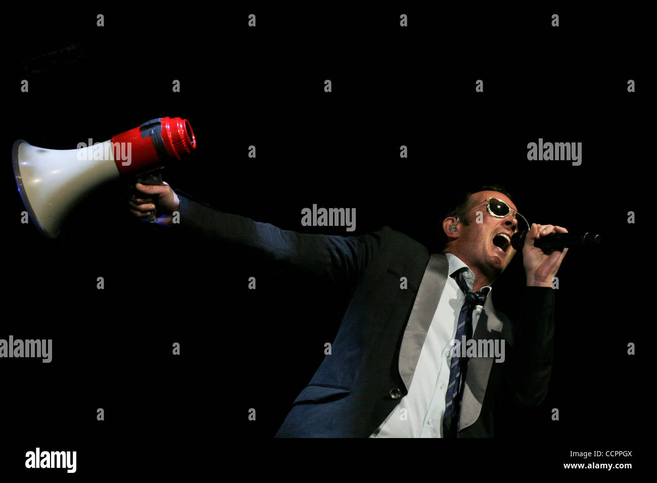 Ottobre 12, 2010 - Hollywood, Florida, Stati Uniti d'America - cantante Scott Weiland degli Stone Temple Pilots esegue Ottobre 12, 2010 at Hard rock dal vivo presso il Seminole Hotel and Casino in Hollywood, FL (credito Immagine: © Aaron Gilbert Southcreek/Global/ZUMApress.com) Foto Stock