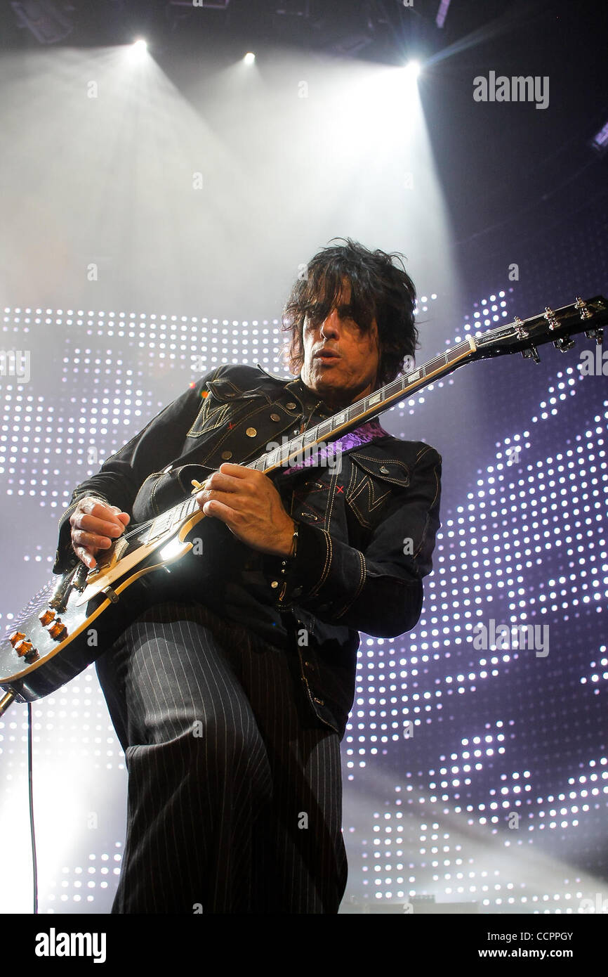 Ottobre 12, 2010 - Hollywood, Florida, Stati Uniti d'America - chitarrista Dean cetta della Stone Temple Pilots esegue Ottobre 12, 2010 at Hard rock dal vivo presso il Seminole Hotel and Casino in Hollywood, FL (credito Immagine: © Aaron Gilbert Southcreek/Global/ZUMApress.com) Foto Stock