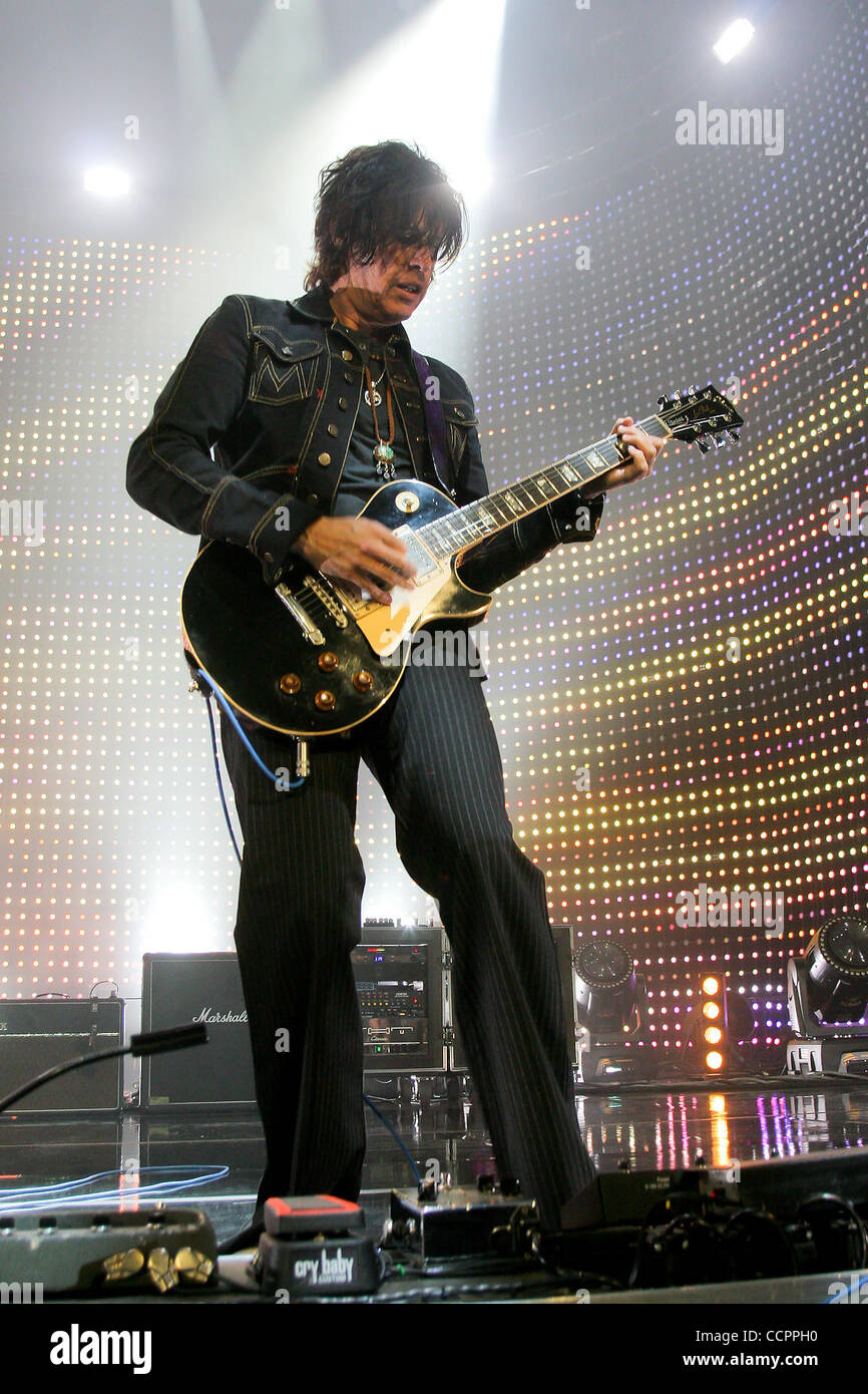 Ottobre 12, 2010 - Hollywood, Florida, Stati Uniti d'America - chitarrista Dean cetta della Stone Temple Pilots esegue Ottobre 12, 2010 at Hard rock dal vivo presso il Seminole Hotel and Casino in Hollywood, FL (credito Immagine: © Aaron Gilbert Southcreek/Global/ZUMApress.com) Foto Stock