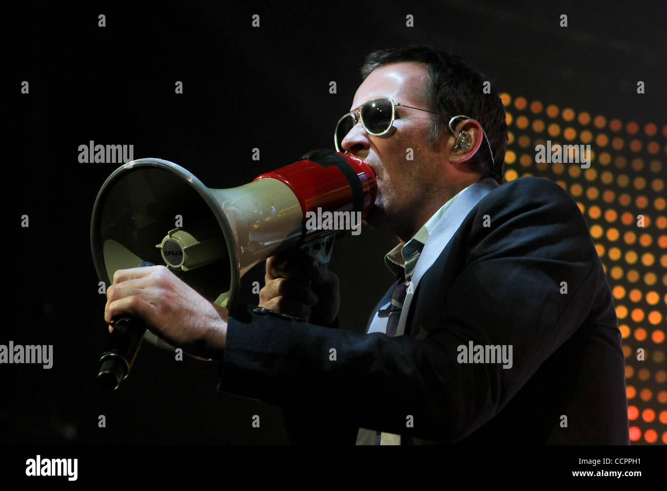 Ottobre 12, 2010 - Hollywood, Florida, Stati Uniti d'America - cantante Scott Weiland degli Stone Temple Pilots esegue Ottobre 12, 2010 at Hard rock dal vivo presso il Seminole Hotel and Casino in Hollywood, FL (credito Immagine: © Aaron Gilbert Southcreek/Global/ZUMApress.com) Foto Stock