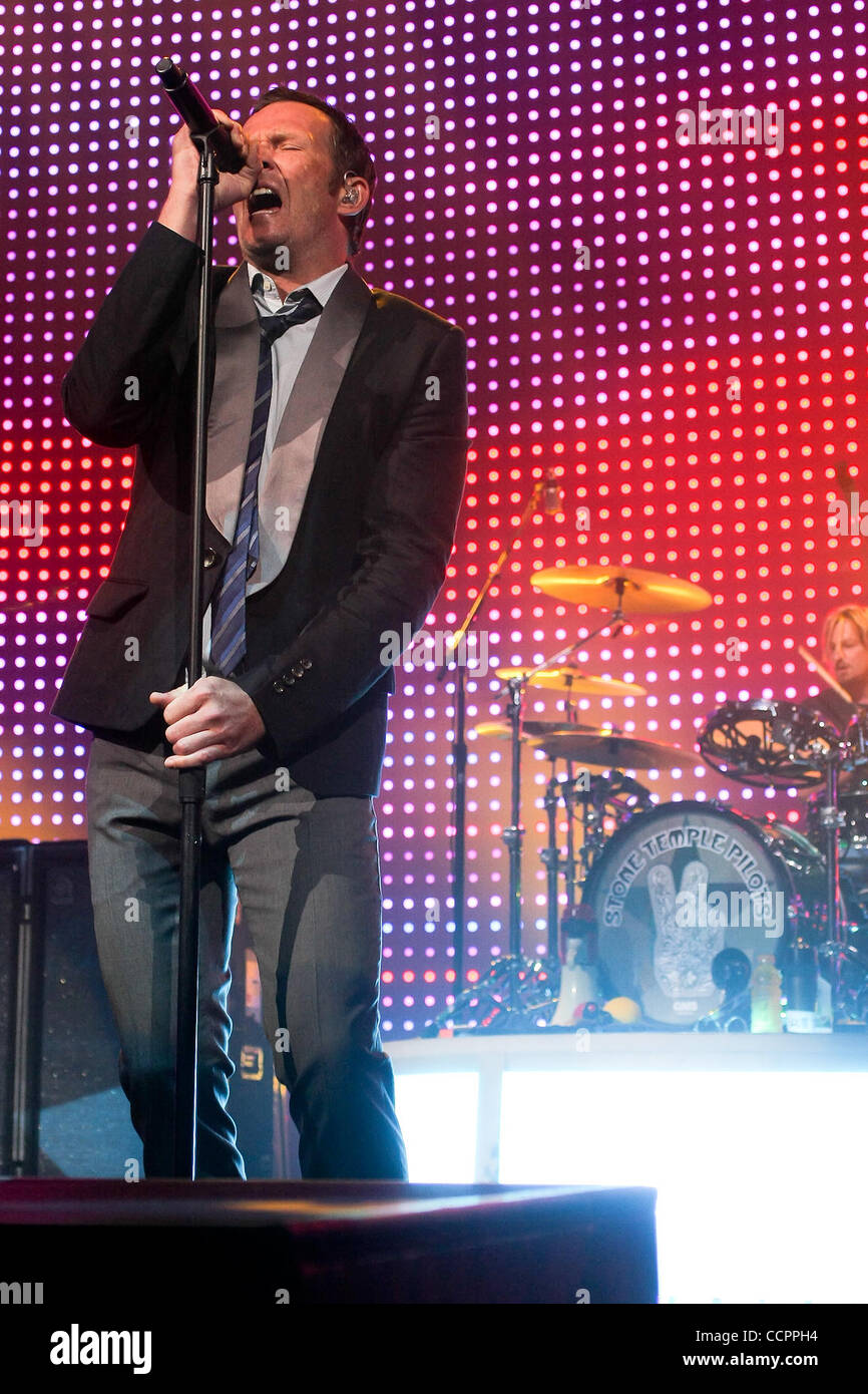 Ottobre 12, 2010 - Hollywood, Florida, Stati Uniti d'America - cantante Scott Weiland degli Stone Temple Pilots esegue Ottobre 12, 2010 at Hard rock dal vivo presso il Seminole Hotel and Casino in Hollywood, FL (credito Immagine: © Aaron Gilbert Southcreek/Global/ZUMApress.com) Foto Stock