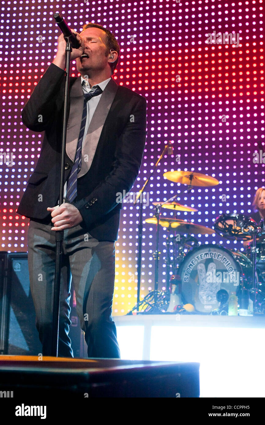 Ottobre 12, 2010 - Hollywood, Florida, Stati Uniti d'America - cantante Scott Weiland degli Stone Temple Pilots esegue Ottobre 12, 2010 at Hard rock dal vivo presso il Seminole Hotel and Casino in Hollywood, FL (credito Immagine: © Aaron Gilbert Southcreek/Global/ZUMApress.com) Foto Stock