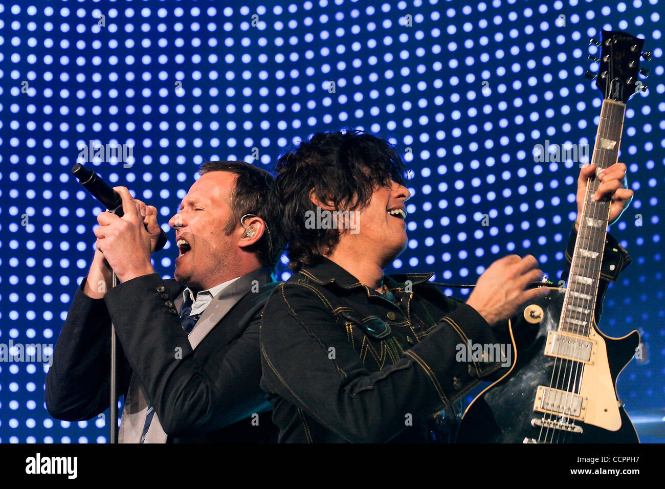 Ottobre 12, 2010 - Hollywood, Florida, Stati Uniti d'America - Scott Weiland e Dean cetta della Stone Temple Pilots esegue Ottobre 12, 2010 at Hard rock dal vivo presso il Seminole Hotel and Casino in Hollywood, FL (credito Immagine: © Aaron Gilbert Southcreek/Global/ZUMApress.com) Foto Stock