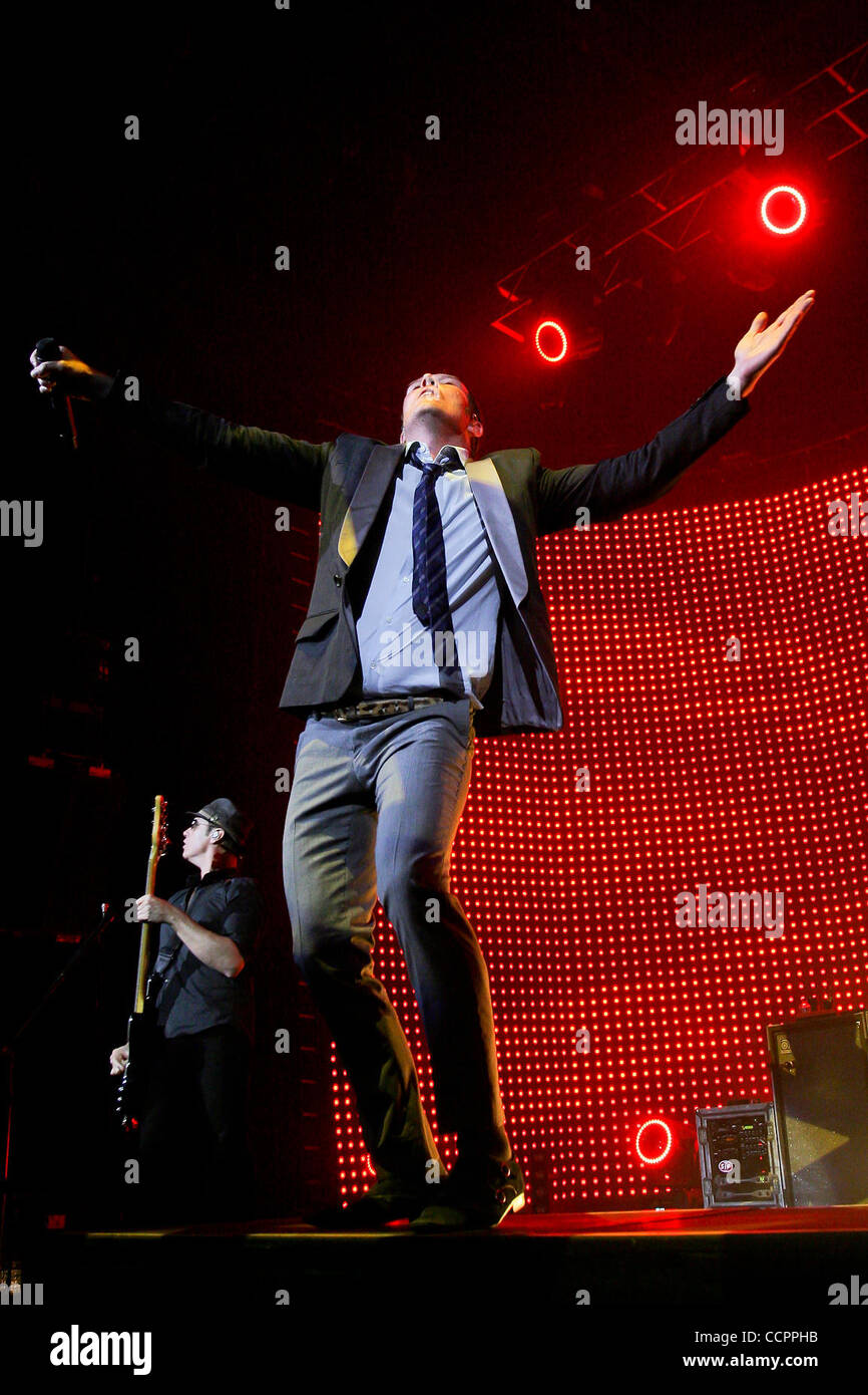 Ottobre 12, 2010 - Hollywood, Florida, Stati Uniti d'America - cantante Scott Weiland degli Stone Temple Pilots esegue Ottobre 12, 2010 at Hard rock dal vivo presso il Seminole Hotel and Casino in Hollywood, FL (credito Immagine: © Aaron Gilbert Southcreek/Global/ZUMApress.com) Foto Stock