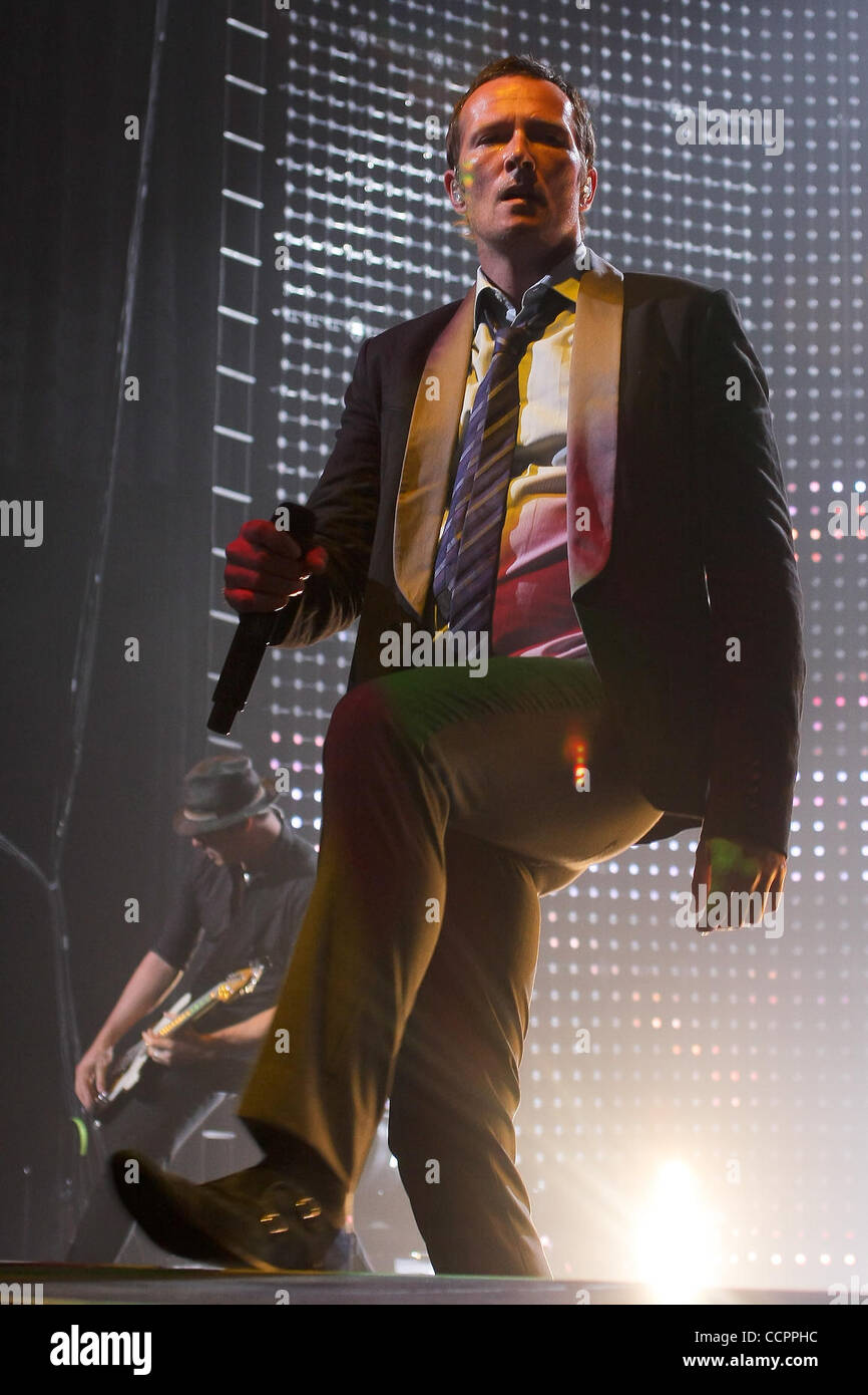 Ottobre 12, 2010 - Hollywood, Florida, Stati Uniti d'America - cantante Scott Weiland degli Stone Temple Pilots esegue Ottobre 12, 2010 at Hard rock dal vivo presso il Seminole Hotel and Casino in Hollywood, FL (credito Immagine: © Aaron Gilbert Southcreek/Global/ZUMApress.com) Foto Stock