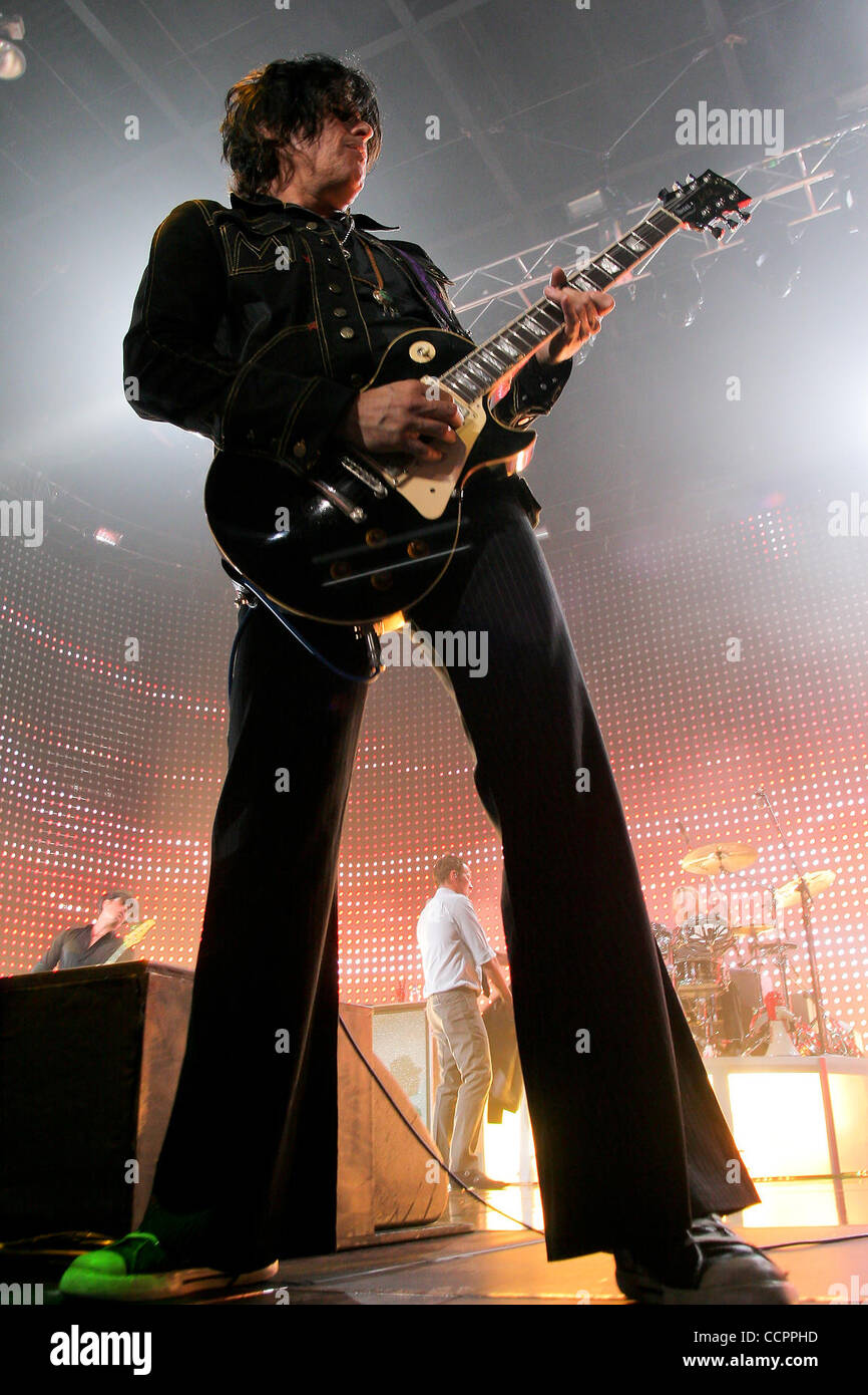 Ottobre 12, 2010 - Hollywood, Florida, Stati Uniti d'America - chitarrista Dean cetta della Stone Temple Pilots esegue Ottobre 12, 2010 at Hard rock dal vivo presso il Seminole Hotel and Casino in Hollywood, FL (credito Immagine: © Aaron Gilbert Southcreek/Global/ZUMApress.com) Foto Stock