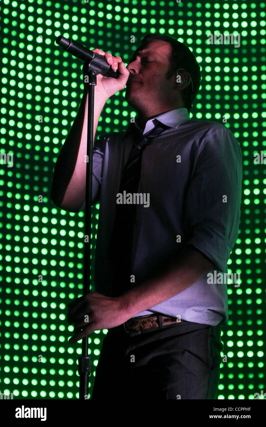Ottobre 12, 2010 - Hollywood, Florida, Stati Uniti d'America - cantante Scott Weiland degli Stone Temple Pilots esegue Ottobre 12, 2010 at Hard rock dal vivo presso il Seminole Hotel and Casino in Hollywood, FL (credito Immagine: © Aaron Gilbert Southcreek/Global/ZUMApress.com) Foto Stock