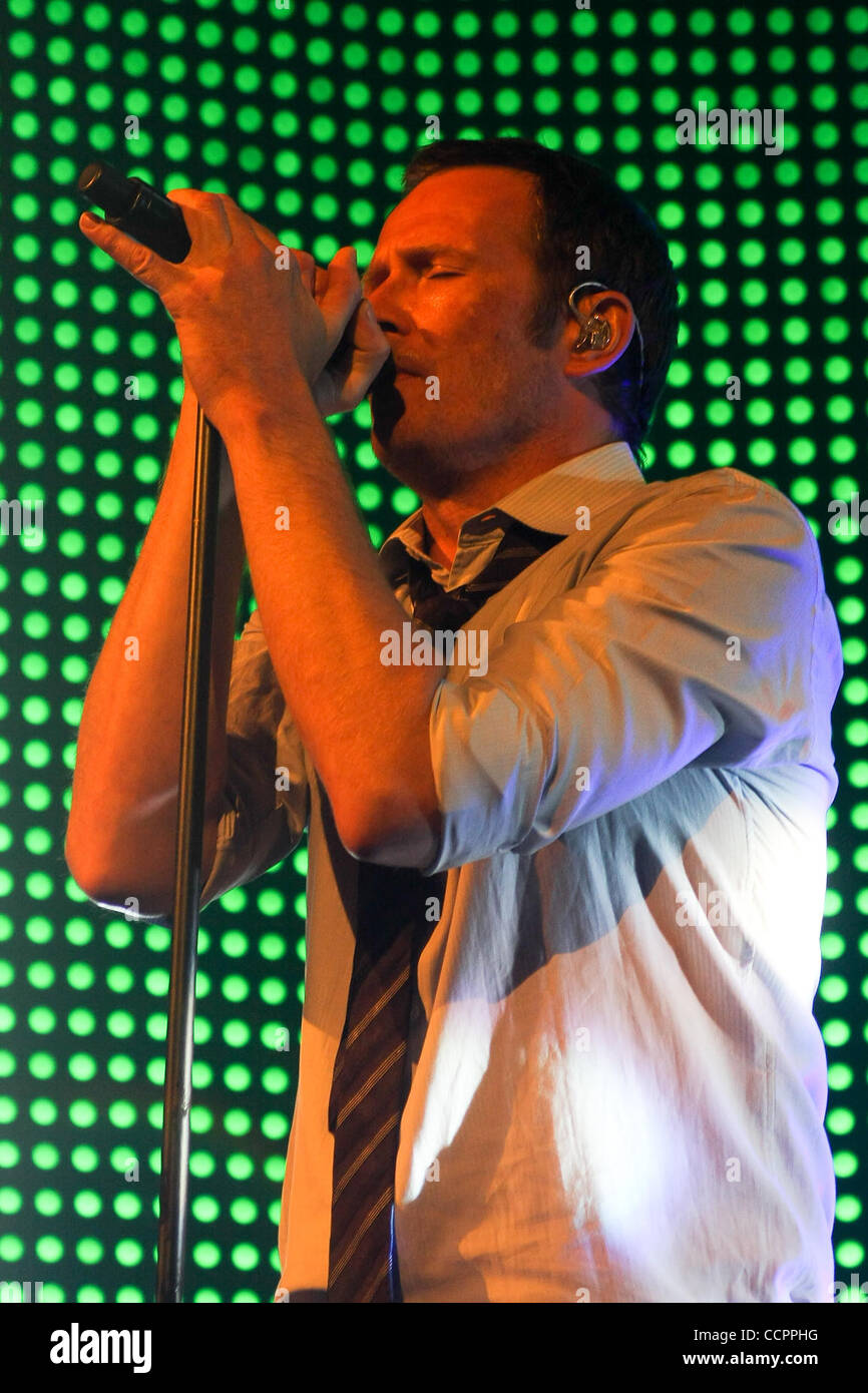 Ottobre 12, 2010 - Hollywood, Florida, Stati Uniti d'America - cantante Scott Weiland degli Stone Temple Pilots esegue Ottobre 12, 2010 at Hard rock dal vivo presso il Seminole Hotel and Casino in Hollywood, FL (credito Immagine: © Aaron Gilbert Southcreek/Global/ZUMApress.com) Foto Stock