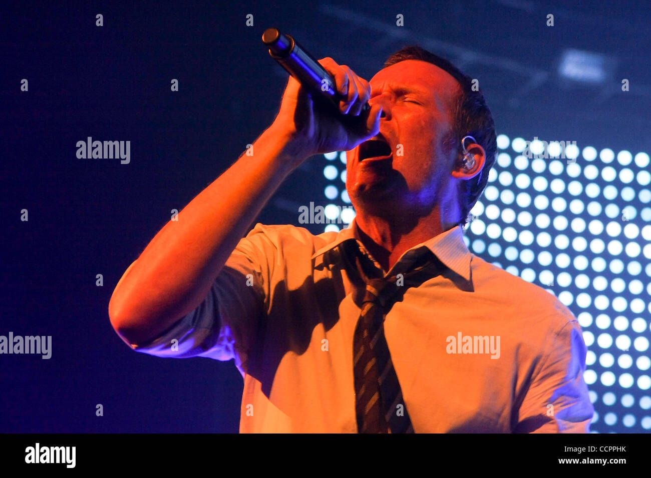 Ottobre 12, 2010 - Hollywood, Florida, Stati Uniti d'America - cantante Scott Weiland degli Stone Temple Pilots esegue Ottobre 12, 2010 at Hard rock dal vivo presso il Seminole Hotel and Casino in Hollywood, FL (credito Immagine: © Aaron Gilbert Southcreek/Global/ZUMApress.com) Foto Stock