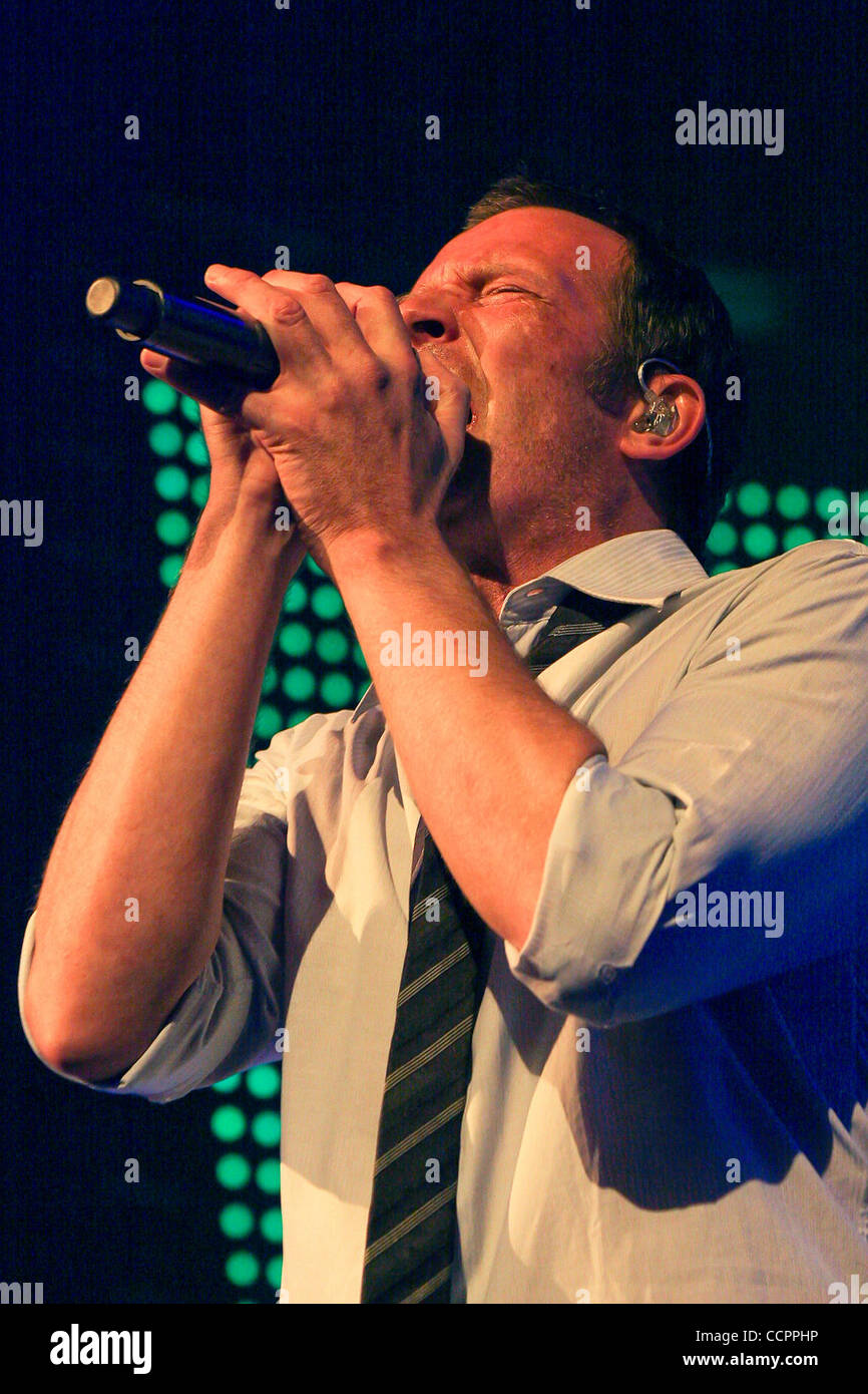 Ottobre 12, 2010 - Hollywood, Florida, Stati Uniti d'America - cantante Scott Weiland degli Stone Temple Pilots esegue Ottobre 12, 2010 at Hard rock dal vivo presso il Seminole Hotel and Casino in Hollywood, FL (credito Immagine: © Aaron Gilbert Southcreek/Global/ZUMApress.com) Foto Stock