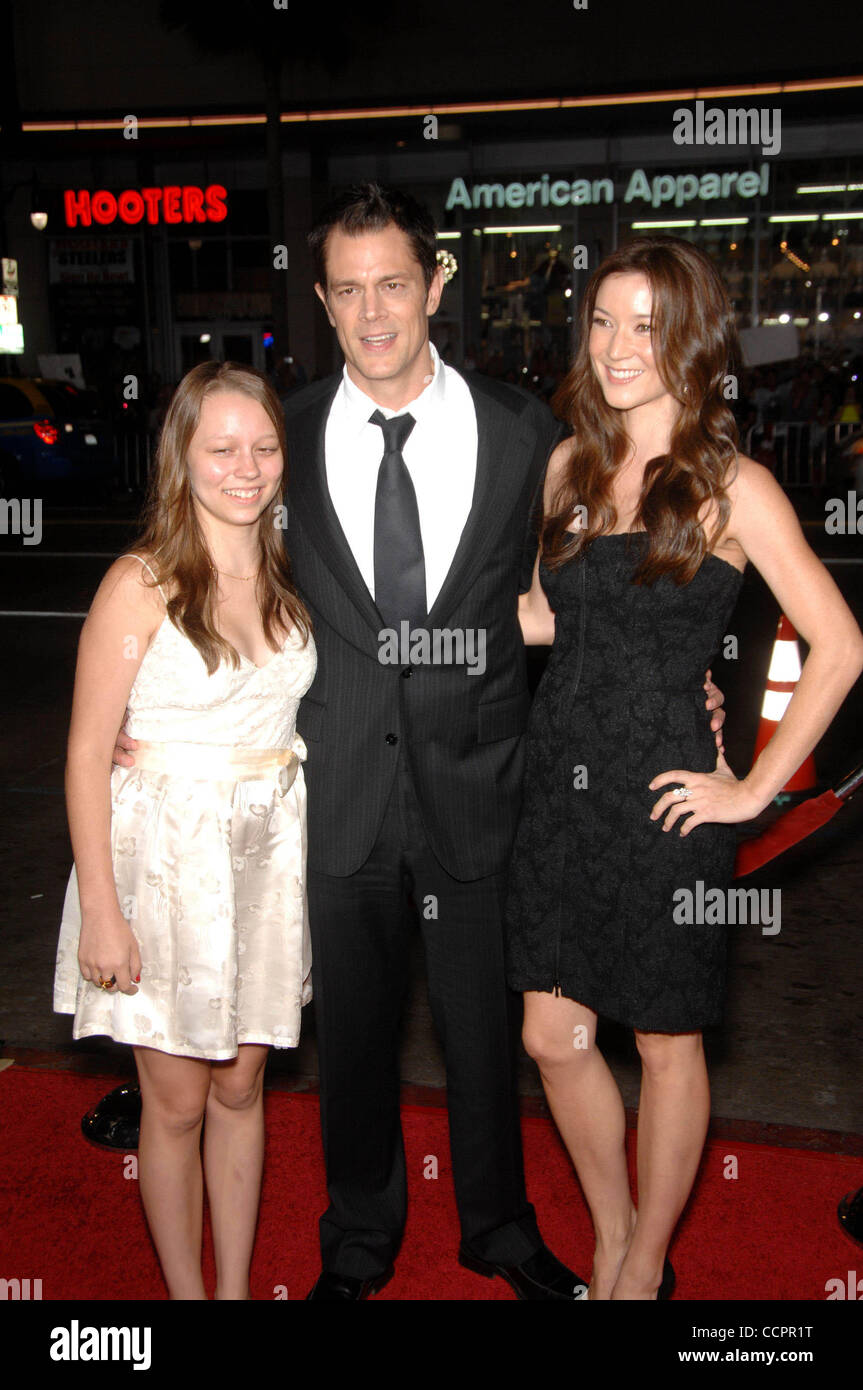 Ottobre 13, 2010 - Hollywood, California, Stati Uniti - Madison Clapp, Johnny Knoxville e Naomi Nelson durante la premiere del nuovo film da Paramount foto e film di MTV JACKASS 3D presso Grauman's Chinese Theater, su 10-13-2010 a Los Angeles, Ca.. K66890MGE.(Immagine di credito: Â© Michael Germana/Globe Foto Stock