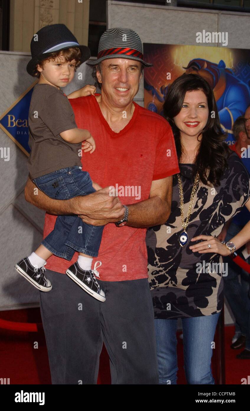 Ottobre 2, 2010 - Hollywood, California, Stati Uniti - KEVIN NEALON & FIGLIO.Walt Disney Studios Home Entertainment ospita un sing-un-lungo premiere di ''La Bella e la Bestia'' al El Capitan theater a Hollywood, CA 10-02-2010. 2010.I15349PR(Immagine di credito: © Phil Roach/Globe foto/ZUMApress.com) Foto Stock