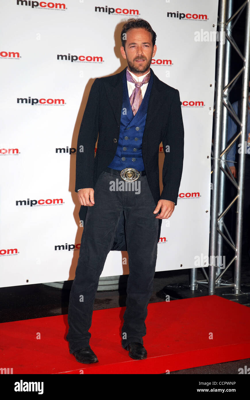 Attore LUKE PERRY frequentando il Mipcom 2010 apertura notturna presso l'Hotel Martinez - Cannes. Foto Stock