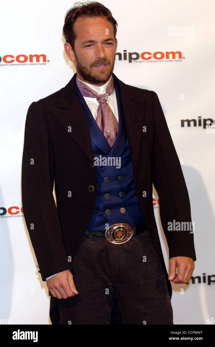 Attore LUKE PERRY frequentando il Mipcom 2010 apertura notturna presso l'Hotel Martinez - Cannes. Foto Stock