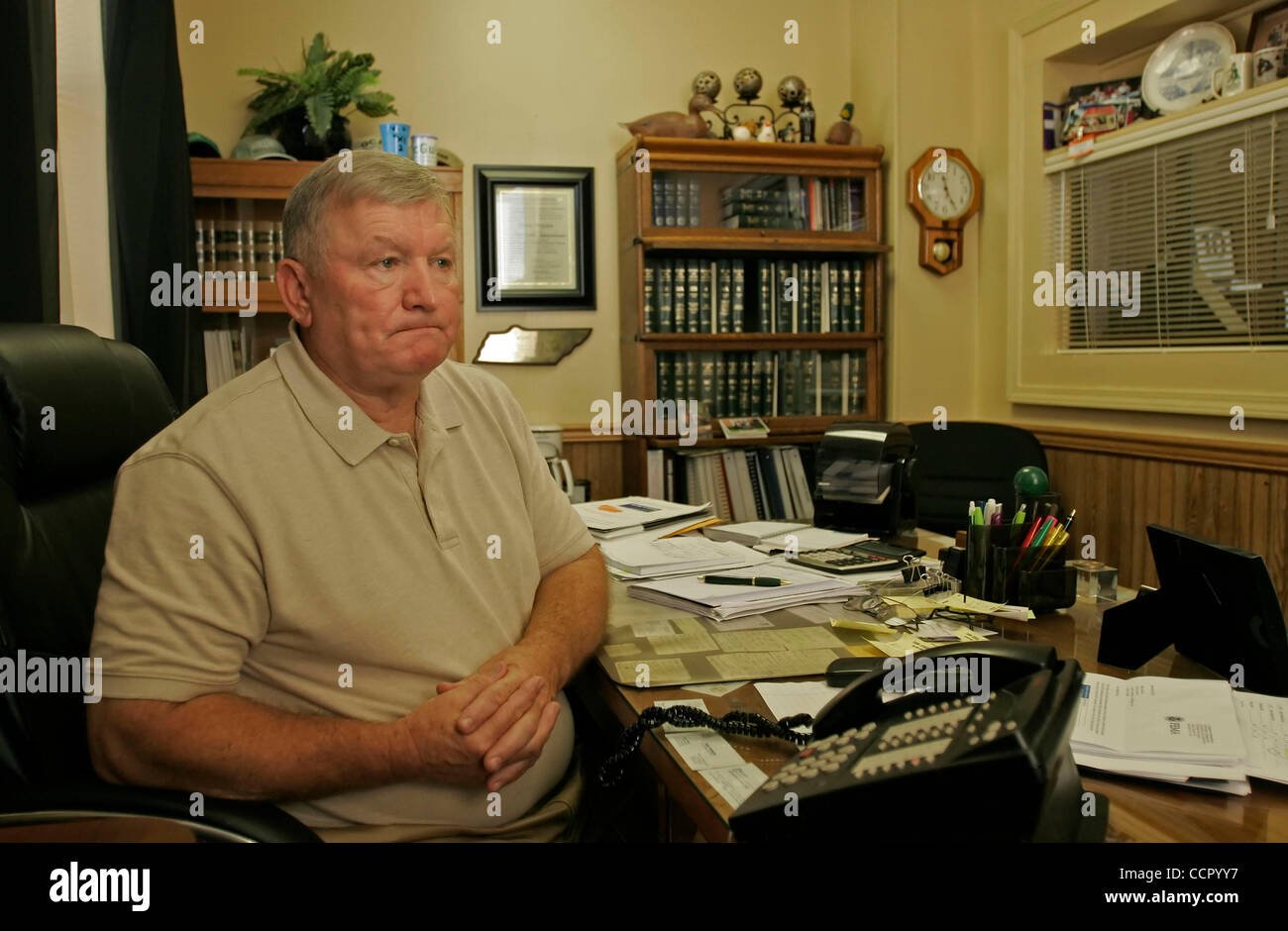 Obioni County Mayor BENNY MCGUIRE discusso la contea del fuoco di copertura di protezione nel suo ufficio presso il Obioni County Courthouse. Il vicino South Fulton Fire Department è stata oggetto di intenso scrutinio dei media e di indignazione internazionale dopo aver lasciato una famiglia rurale casa mobile a bruciare la polv Foto Stock