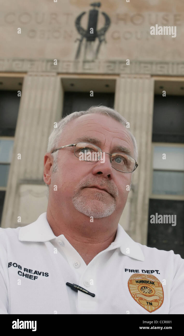 Hornbeak Volunteer Fire Department Chief BOB REAVIS parla di un reporter a seguito di una conferenza stampa relativa Obioni contea rurale del fuoco di copertura di protezione al Obioni County Courthouse. " Case stanno andando a bruciare", Reavis ha detto, a meno che la contea e la sua città è in grado di venire insieme a stabilire una fea Foto Stock