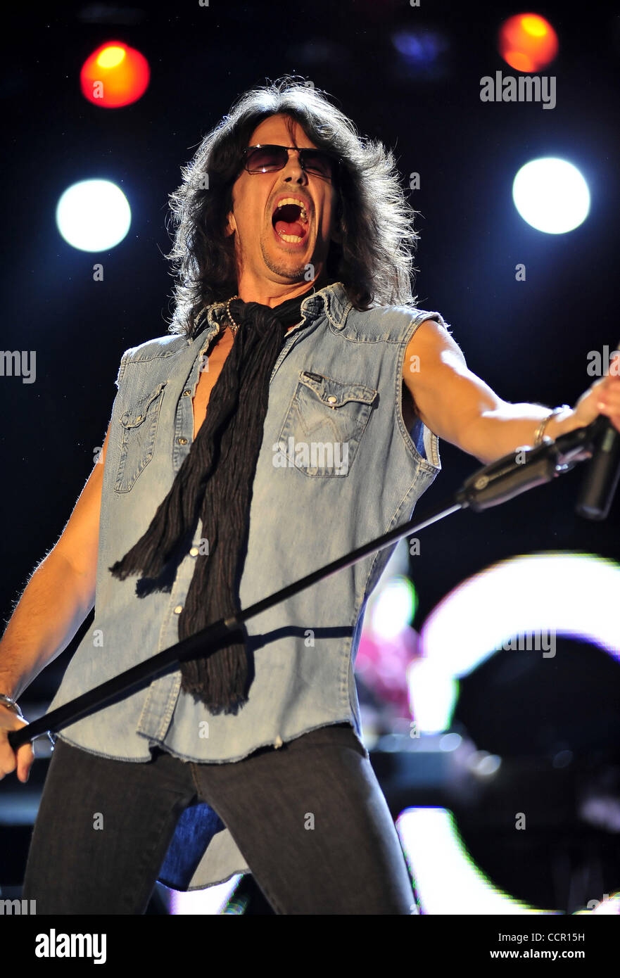 Lead Singer Kelly Hansen della rock band straniero, durante un concerto dal vivo al Chumash Casino Resort in Santa Ynez,CA il 7 ottobre 2010.(Immagine di credito: © Giovanni Pyle/Cal Sport Media/ZUMApress.com) Foto Stock