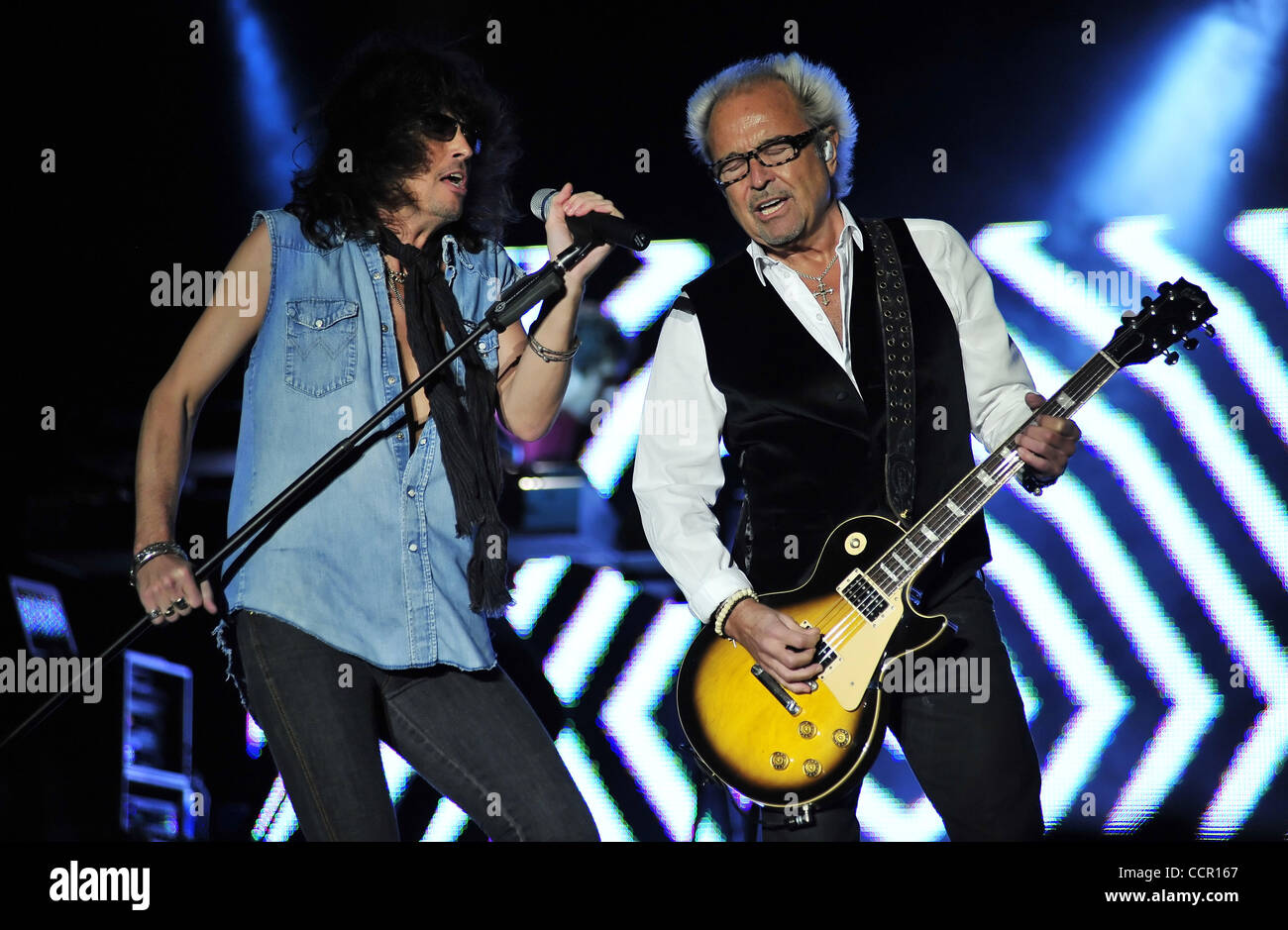 Lead Singer Kelly Hansen e chitarrista solista Mick Jones della rock band straniero, durante un concerto dal vivo al Chumash Casino Resort in Santa Ynez,CA il 7 ottobre 2010.(Immagine di credito: © Giovanni Pyle/Cal Sport Media/ZUMApress.com) Foto Stock