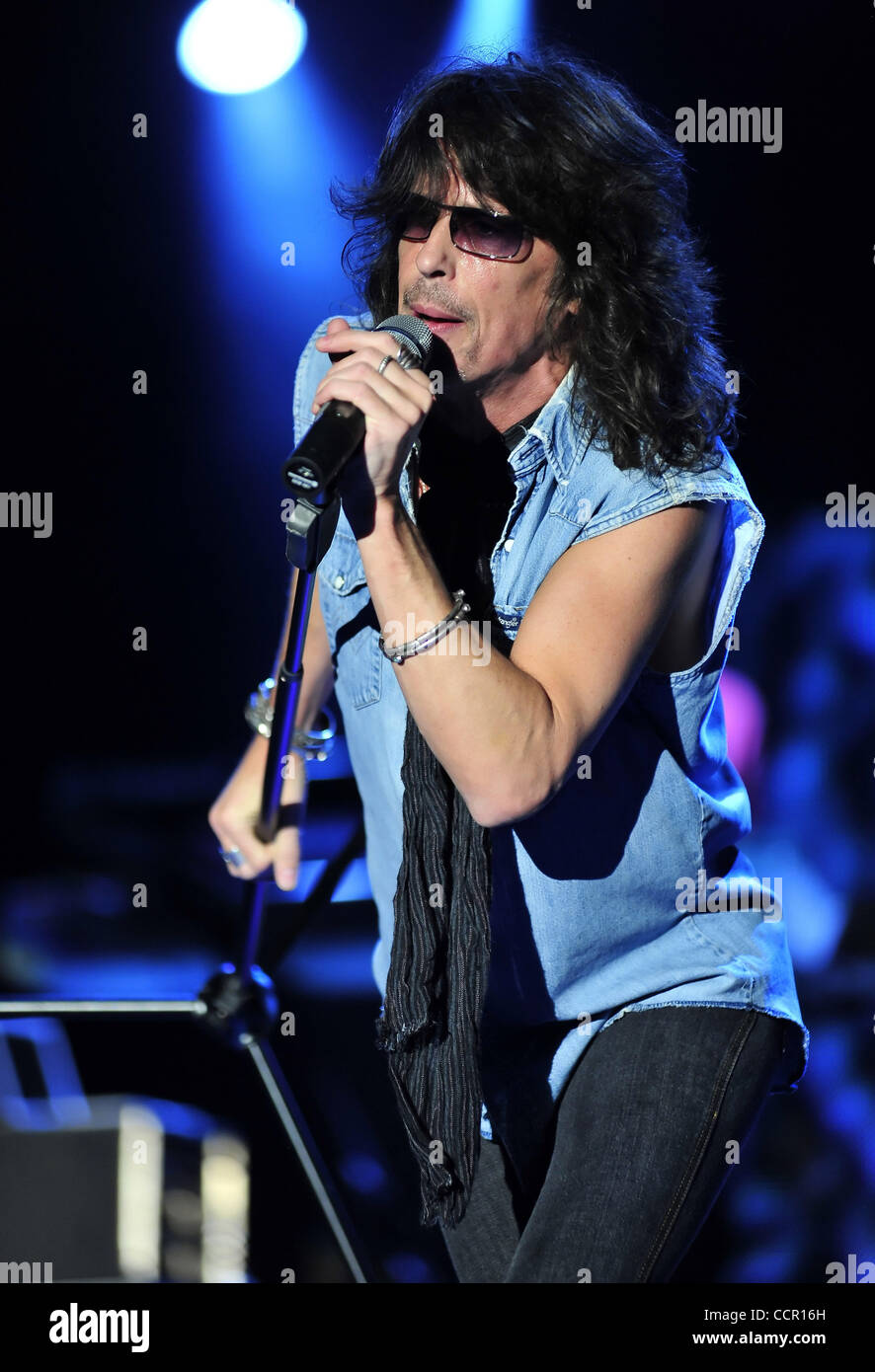 Lead Singer Kelly Hansen della rock band straniero, durante un concerto dal vivo al Chumash Casino Resort in Santa Ynez,CA il 7 ottobre 2010.(Immagine di credito: © Giovanni Pyle/Cal Sport Media/ZUMApress.com) Foto Stock