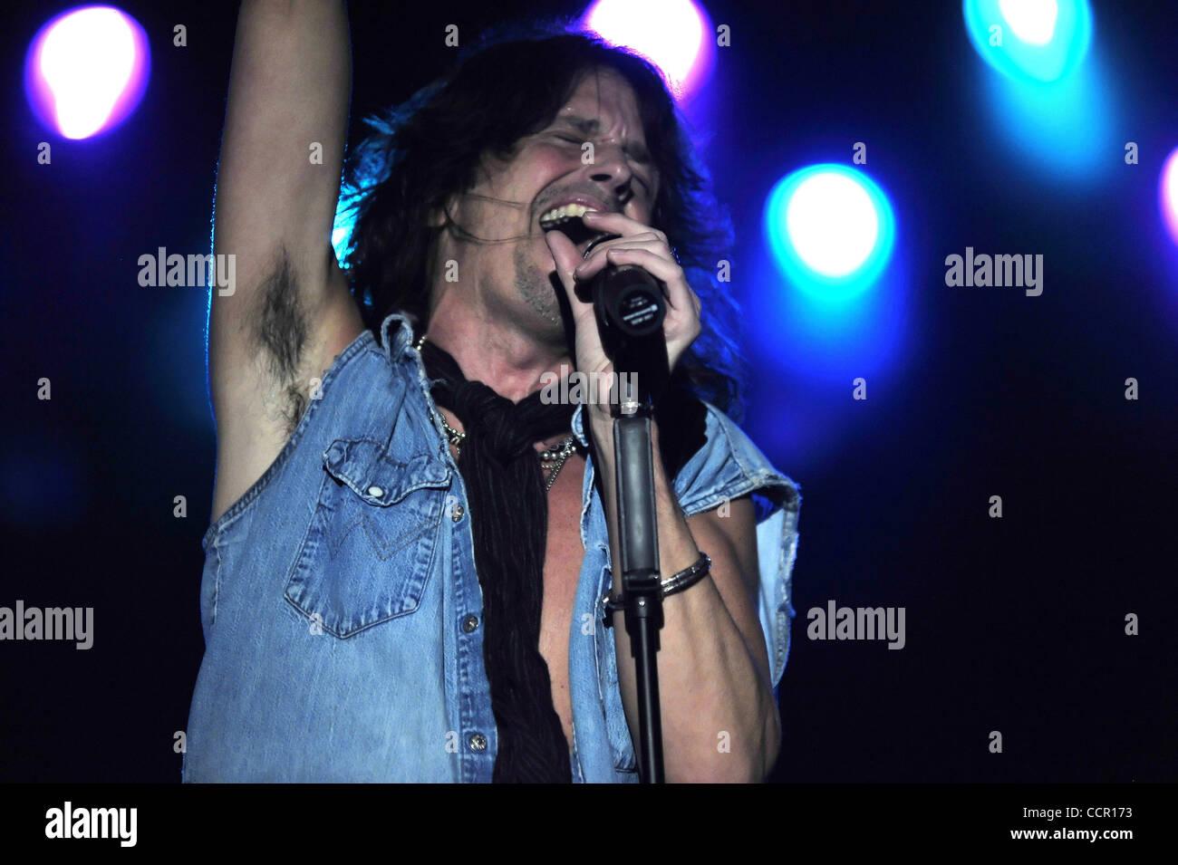 Lead Singer Kelly Hansen della rock band straniero, durante un concerto dal vivo al Chumash Casino Resort in Santa Ynez,CA il 7 ottobre 2010.(Immagine di credito: © Giovanni Pyle/Cal Sport Media/ZUMApress.com) Foto Stock