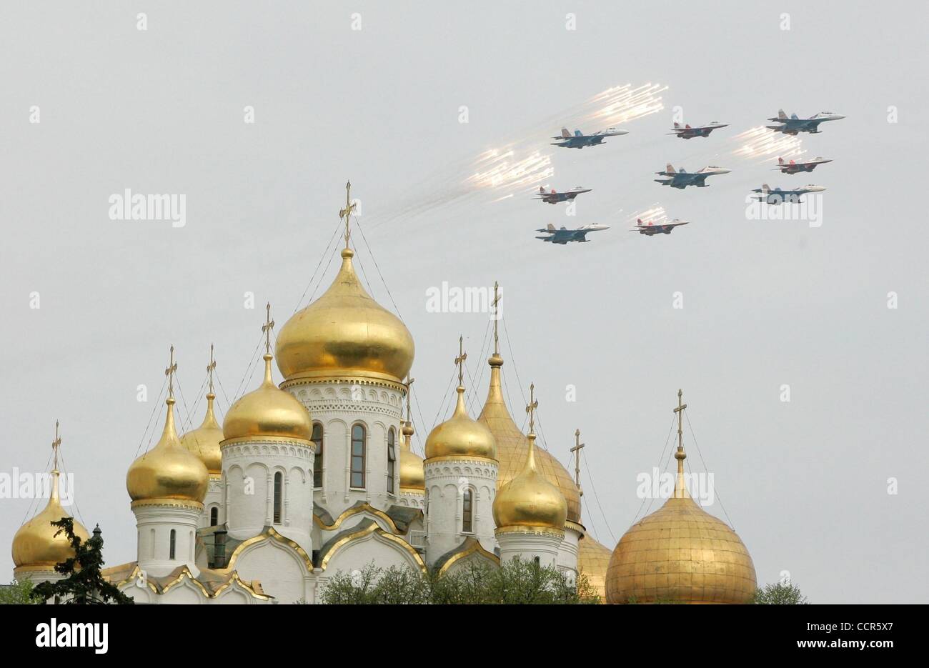 Maggio 04, 2010 - Moscow, Russia - Russo Air Force getti di combattimento sorvolano il Cremlino le chiese come una parte della parata militare, vittoria parata del giorno di prove. (Credito Immagine: © PhotoXpress/ZUMA Press) Foto Stock