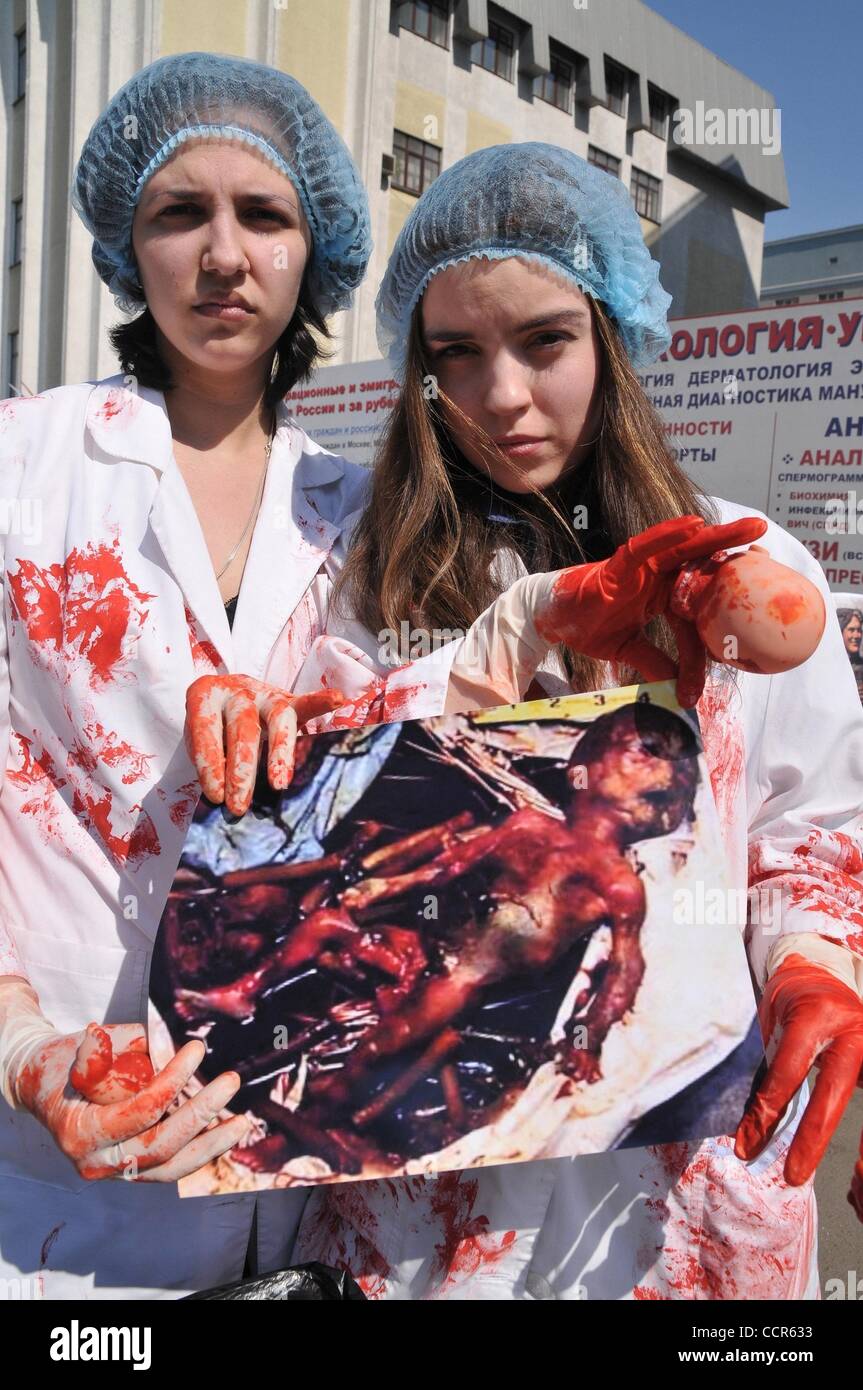 Maggio 08, 2010 - Moscow, Russia - Organizzazione russa contro gli aborti si è tenuta una dimostrazione di azione nel centro di Mosca chiedono una moratoria sull aborto in Russia a causa di una cattiva situazione demografica nel paese. I partecipanti del rally tenere una foto di un bambino ucciso attraverso l aborto. (Credito Immagine: Â© Foto Stock
