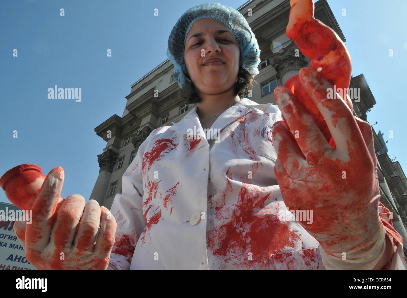 Maggio 08, 2010 - Moscow, Russia - Organizzazione russa contro gli aborti si è tenuta una dimostrazione di azione nel centro di Mosca chiedono una moratoria sull aborto in Russia a causa di una cattiva situazione demografica nel paese. I partecipanti del rally tenere arti da una bambola ricoperto in vernice rossa come un esempio. (Credito Foto Stock