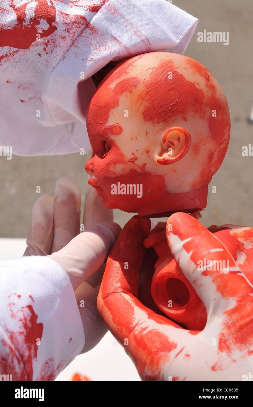 Maggio 08, 2010 - Moscow, Russia - Organizzazione russa contro gli aborti si è tenuta una dimostrazione di azione nel centro di Mosca chiedono una moratoria sull aborto in Russia a causa di una cattiva situazione demografica nel paese. I partecipanti del rally tenere arti da una bambola ricoperto in vernice rossa come un esempio. (Credito Foto Stock
